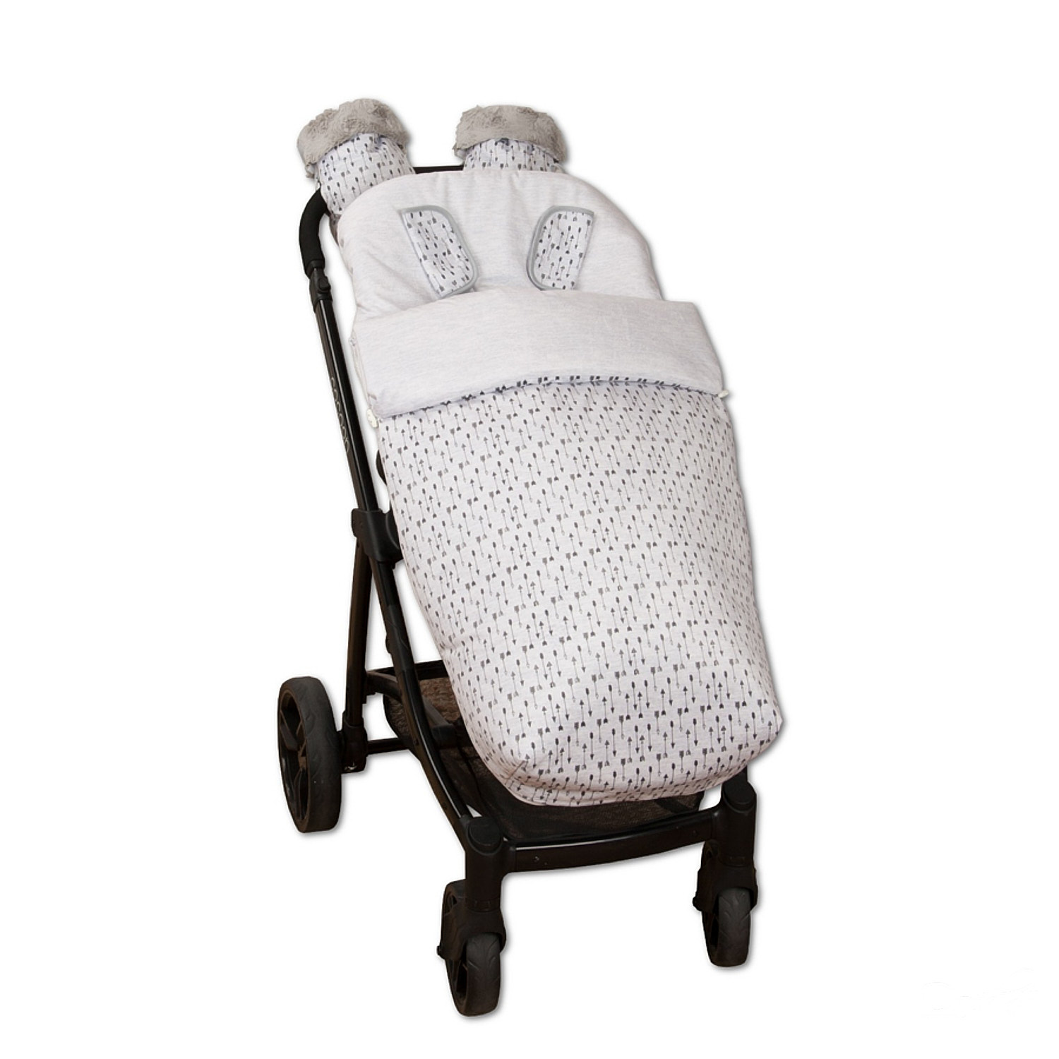 Cochecito de bebé con un patrón gris y blanco. Fondo blanco.
