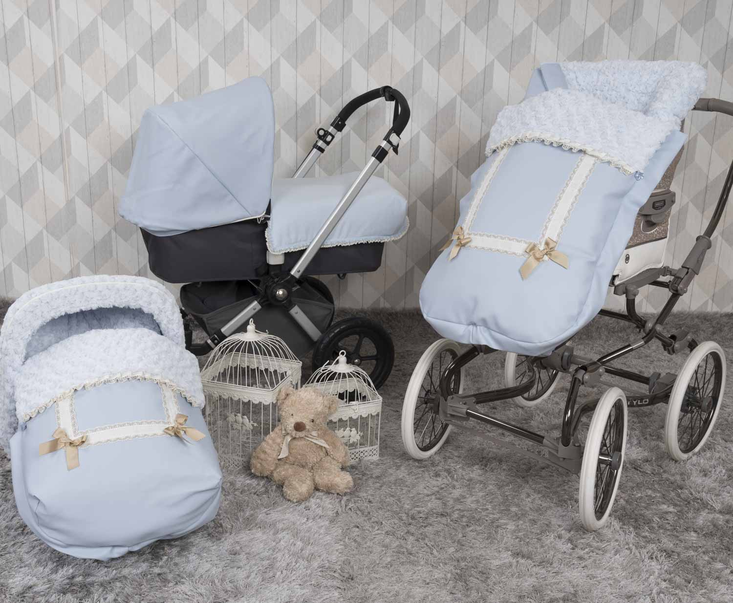Juego de cochecito de bebé con cochecito, capazo y accesorios. El estilo es azul y blanco.