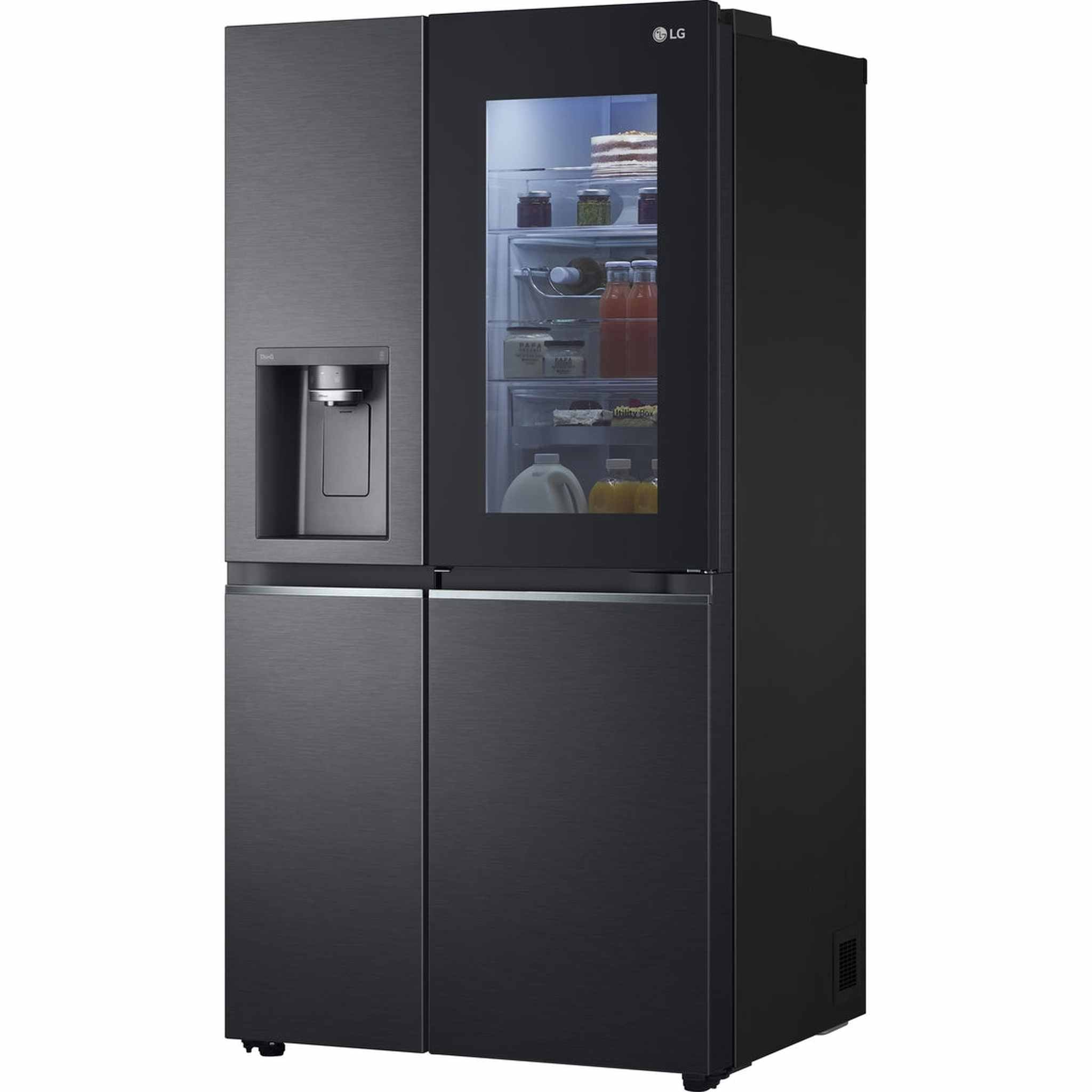 Ein schwarzer LG-Kühlschrank mit Wasserspender und Glastür, die Lebensmittel zeigt.