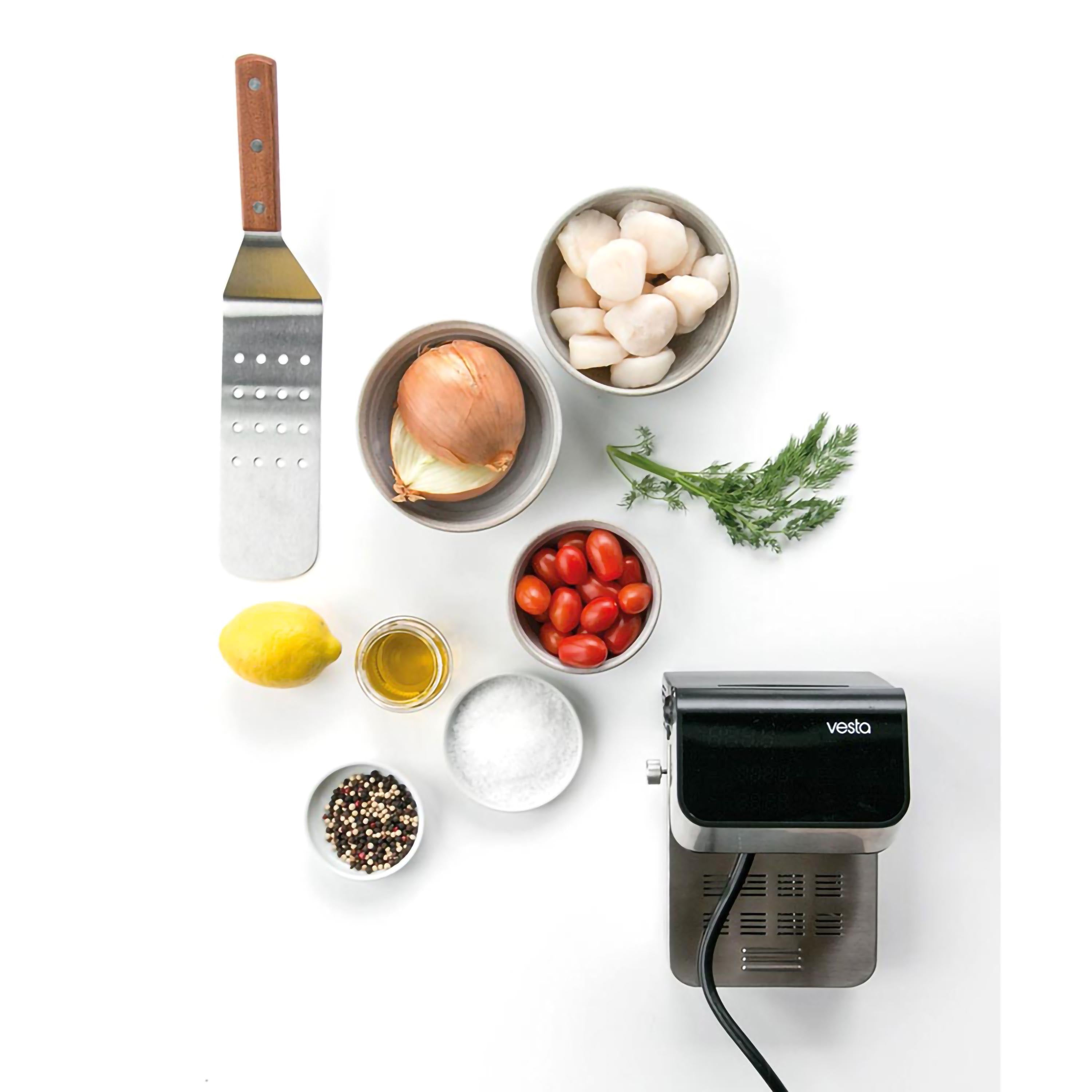 Cibo e ingredienti disposti su una superficie bianca.