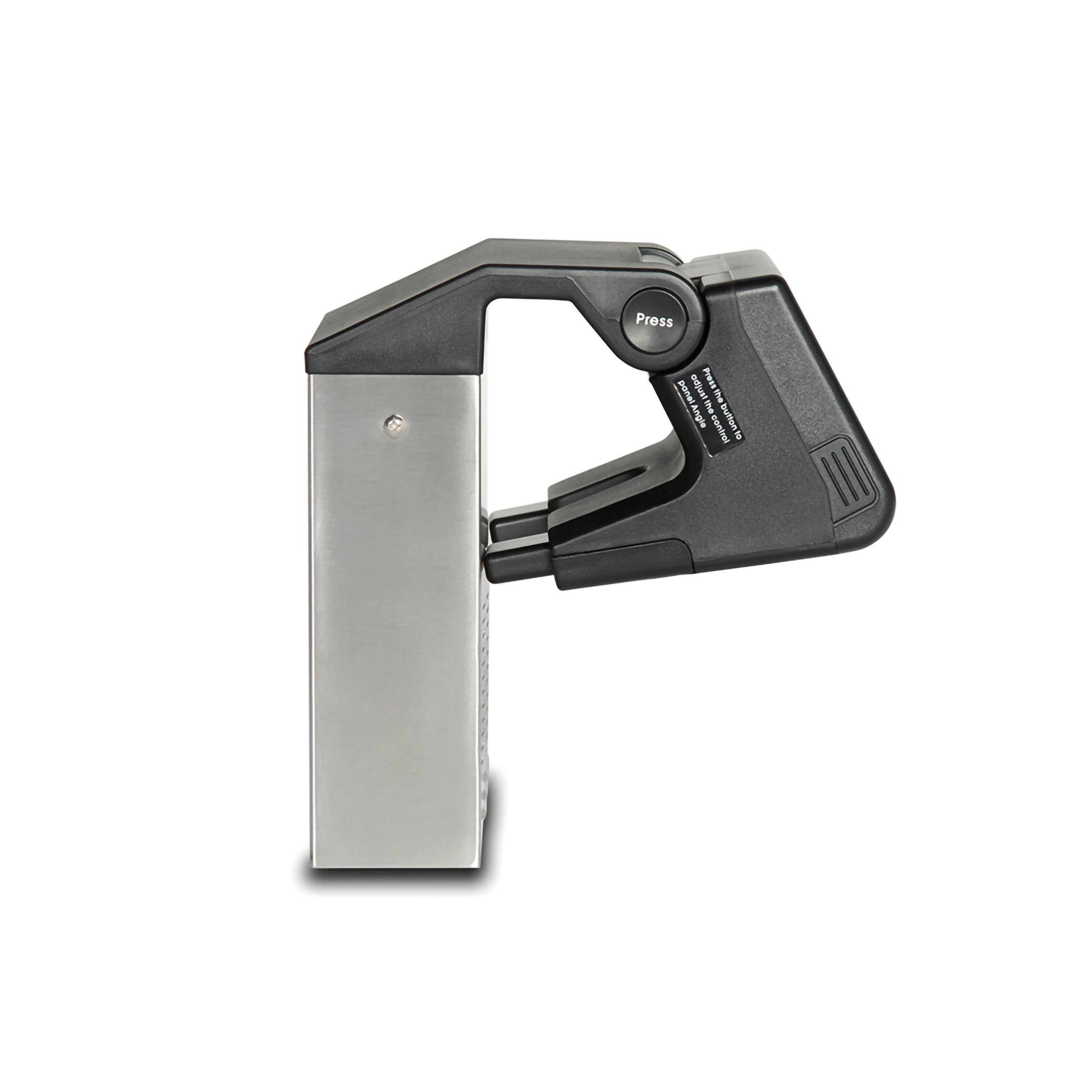 Elettrodomestico da cucina nero e argento. Maniglia nera angolata. Corpo argentato. Pannello di controllo nero. Sfondo bianco.