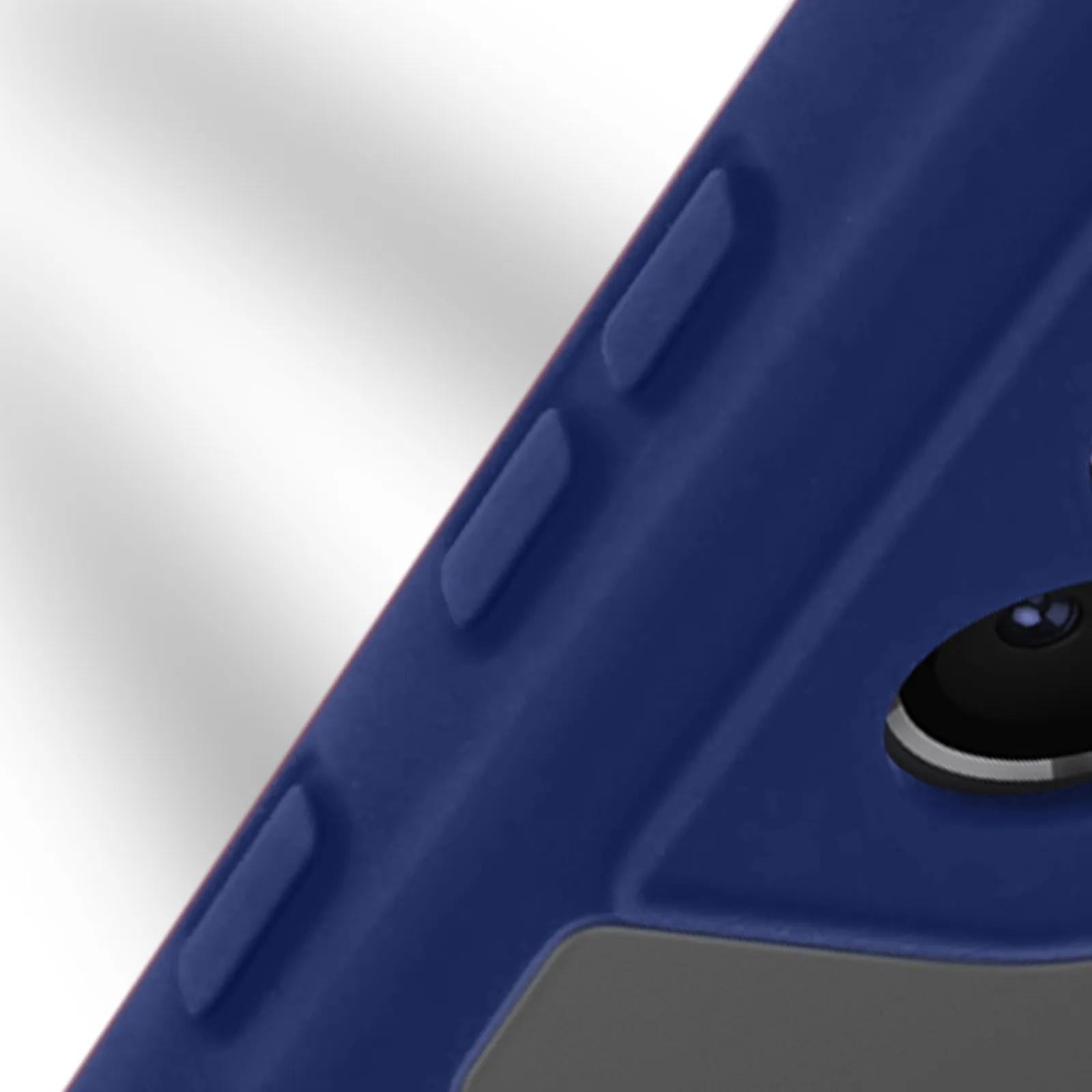 Close-up van een donkerblauwe telefoonhoes met knoppen. Witte achtergrond.