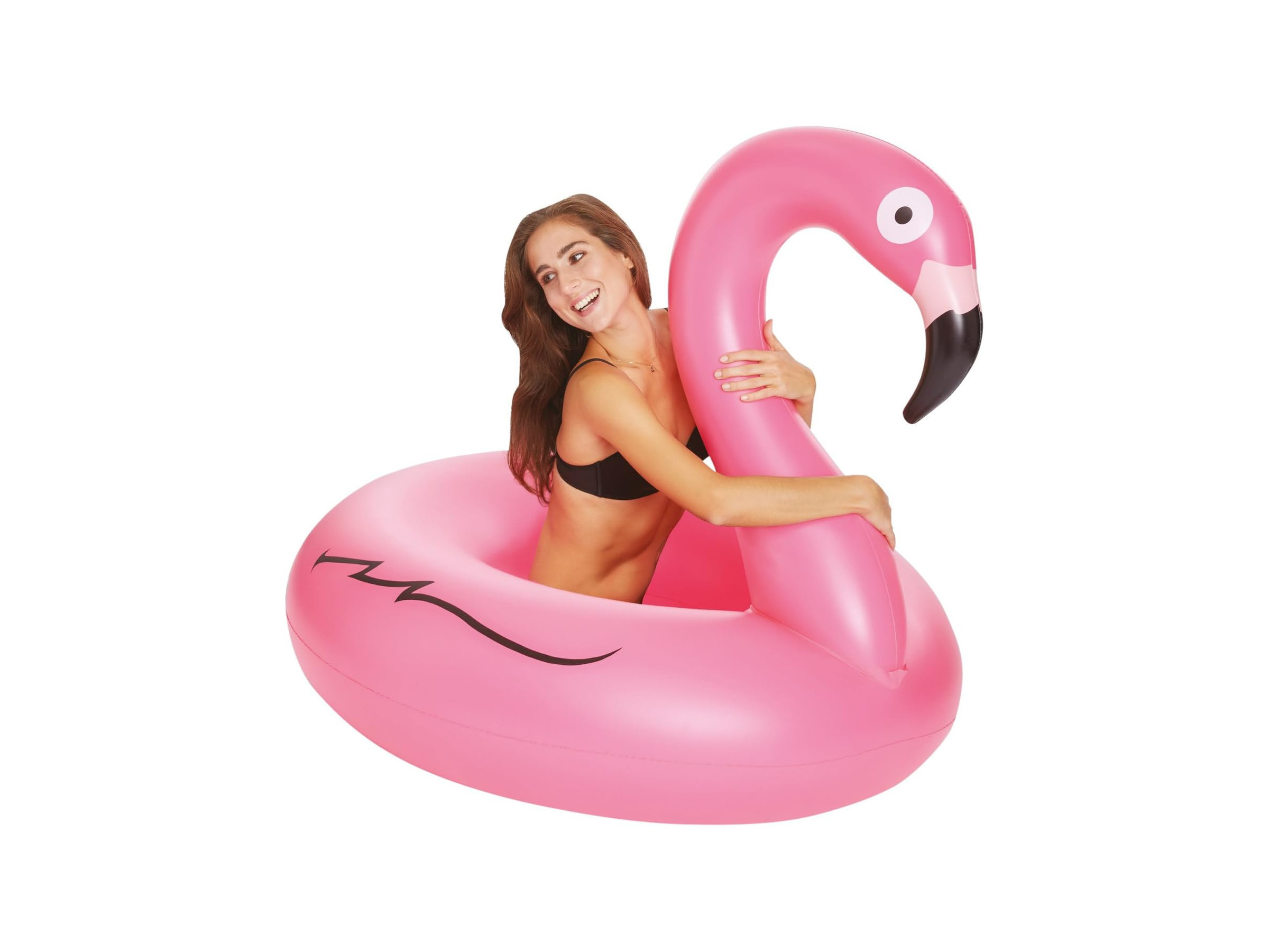 Frau in einem aufblasbaren rosa Flamingo. Schwarzes Oberteil und Hose, weißer Hintergrund.