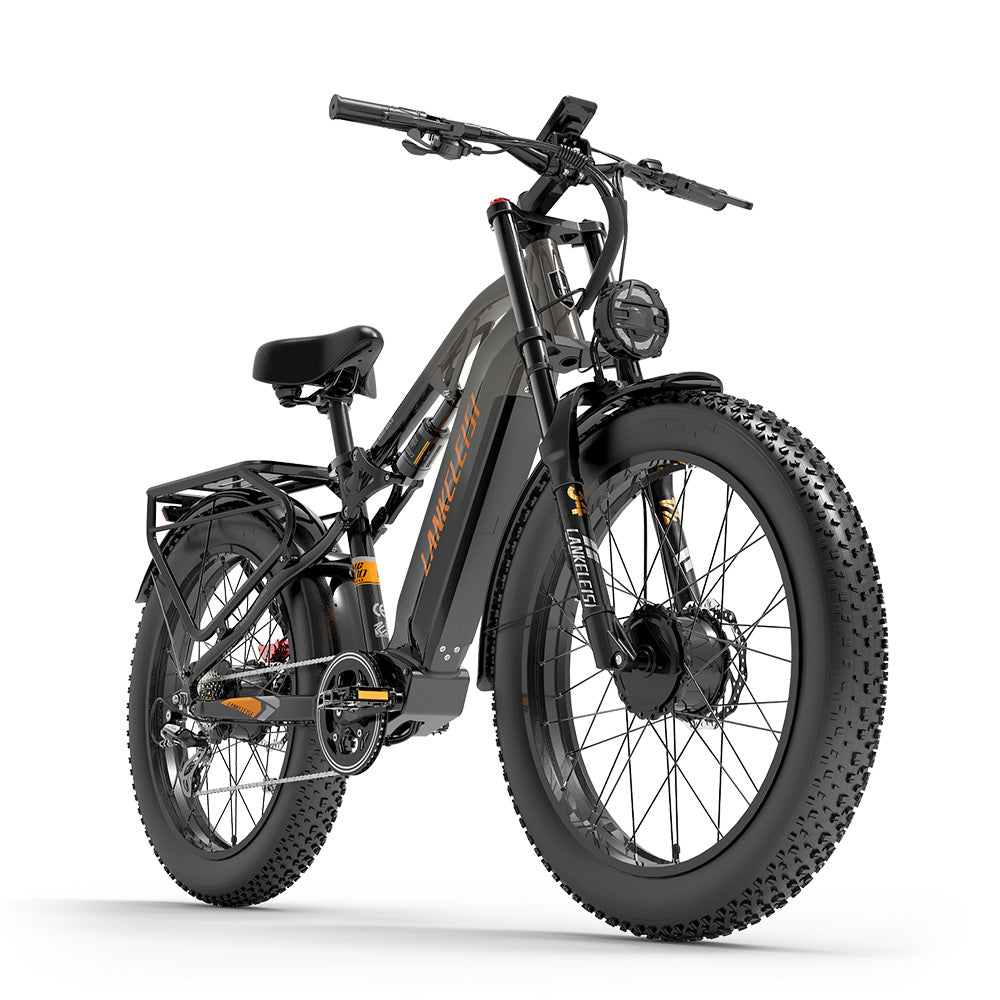 Bicicleta eléctrica negra. Llantas gruesas. Cuerpo negro con detalles en naranja. Luz delantera, portaequipajes y suspensión.