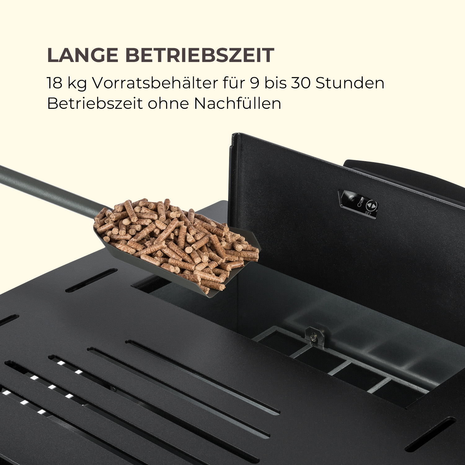 Ein schwarzer Grill, in den eine Schaufel mit Holzpellets gegossen wird. Text auf Deutsch oben.