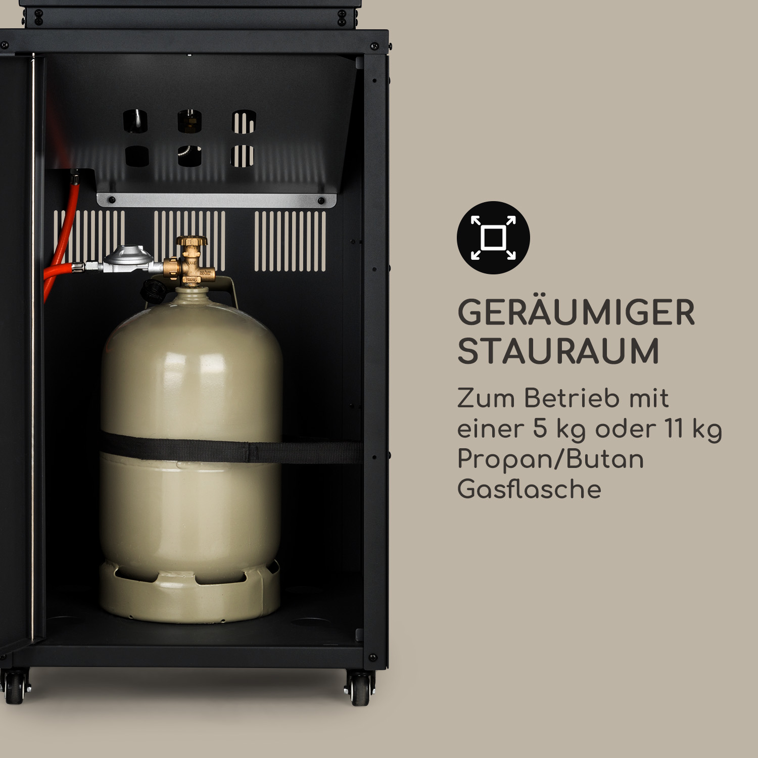 Ein offener schwarzer Metallschrank mit Gasflasche, Schlauch und Regler.