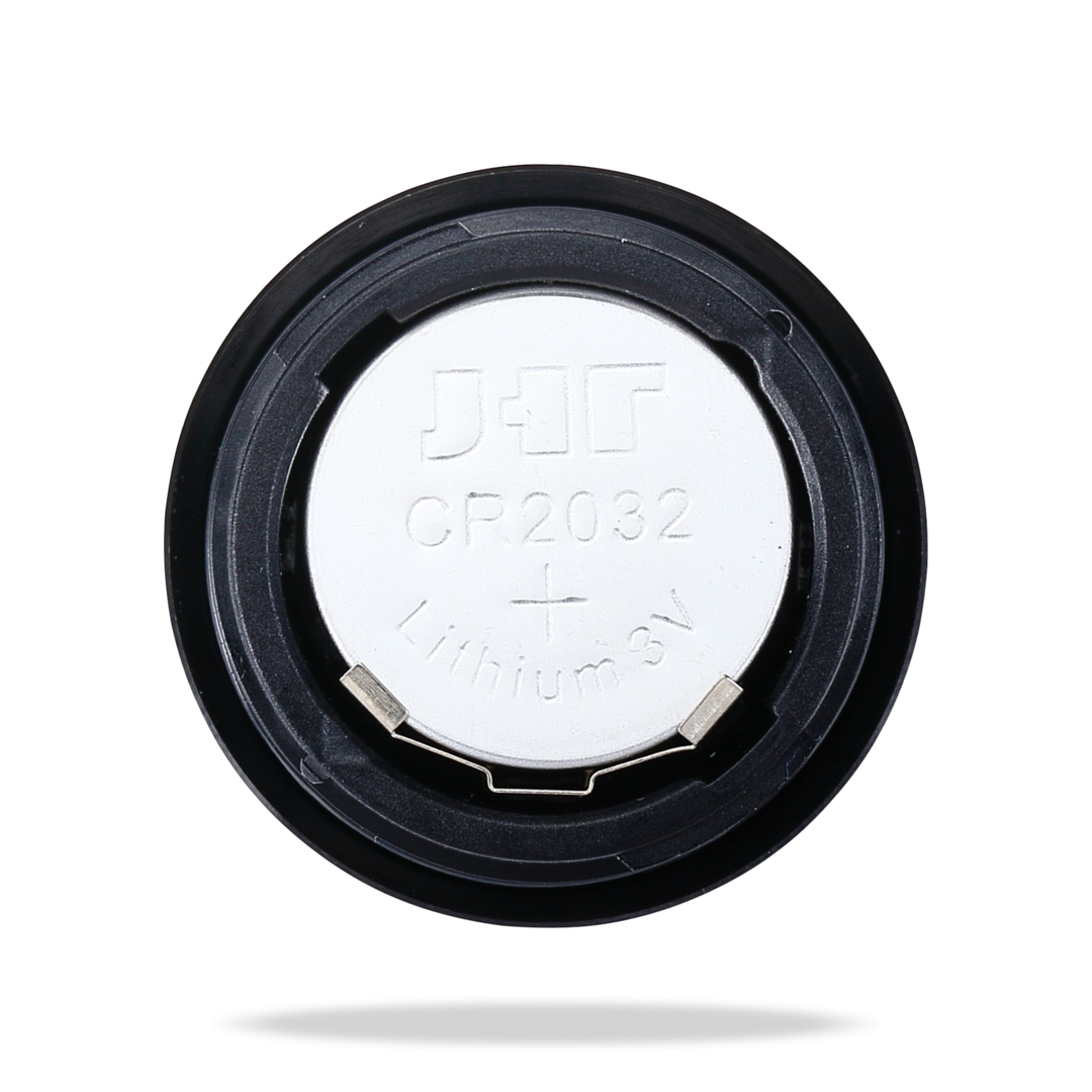Okrągła bateria CR2032 Lithium 3V w czarnym uchwycie. Tło białe.