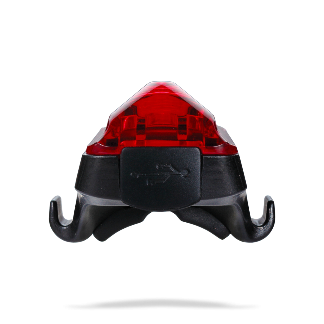 Rotes Fahrradlicht mit schwarzem Sockel, USB-Anschluss und Halterungshaken auf weißem Hintergrund.