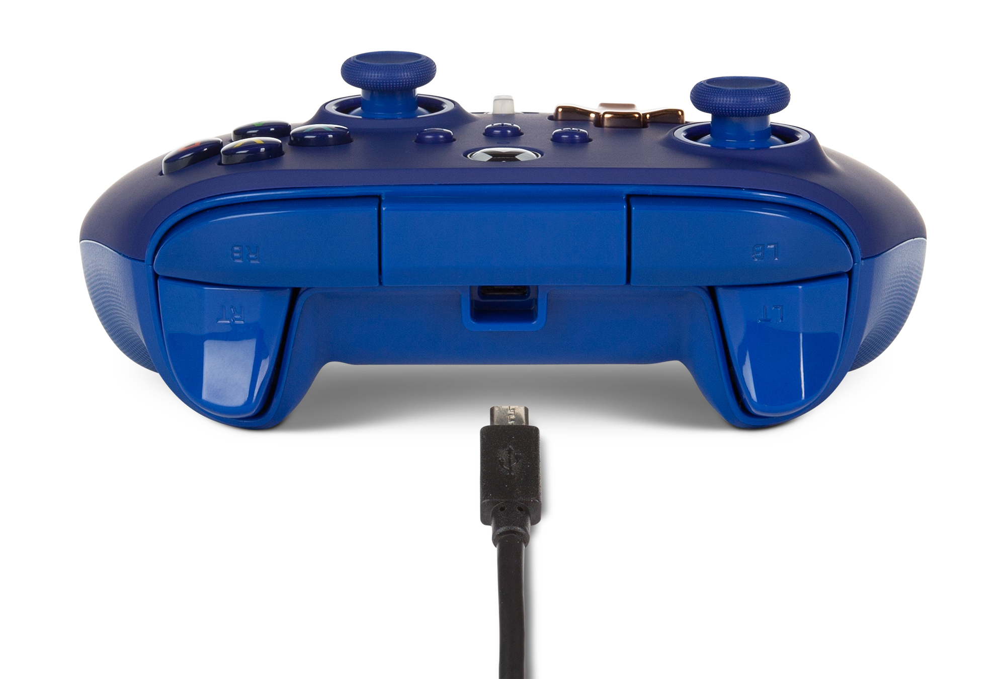 Niebieski kontroler Xbox z kablem USB, widok od dołu, na białym tle.