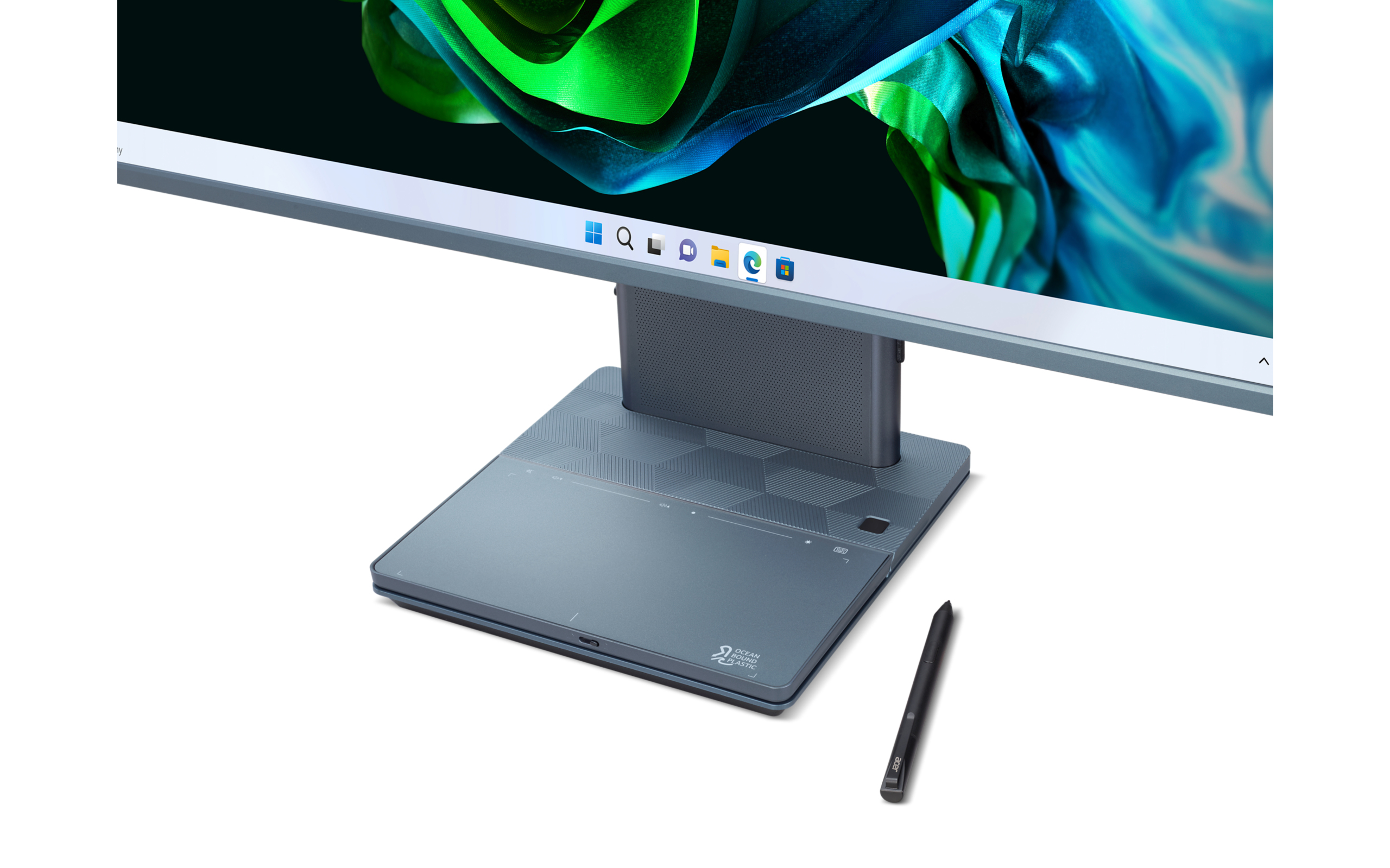 Monitor komputera z długopisem na białej powierzchni.