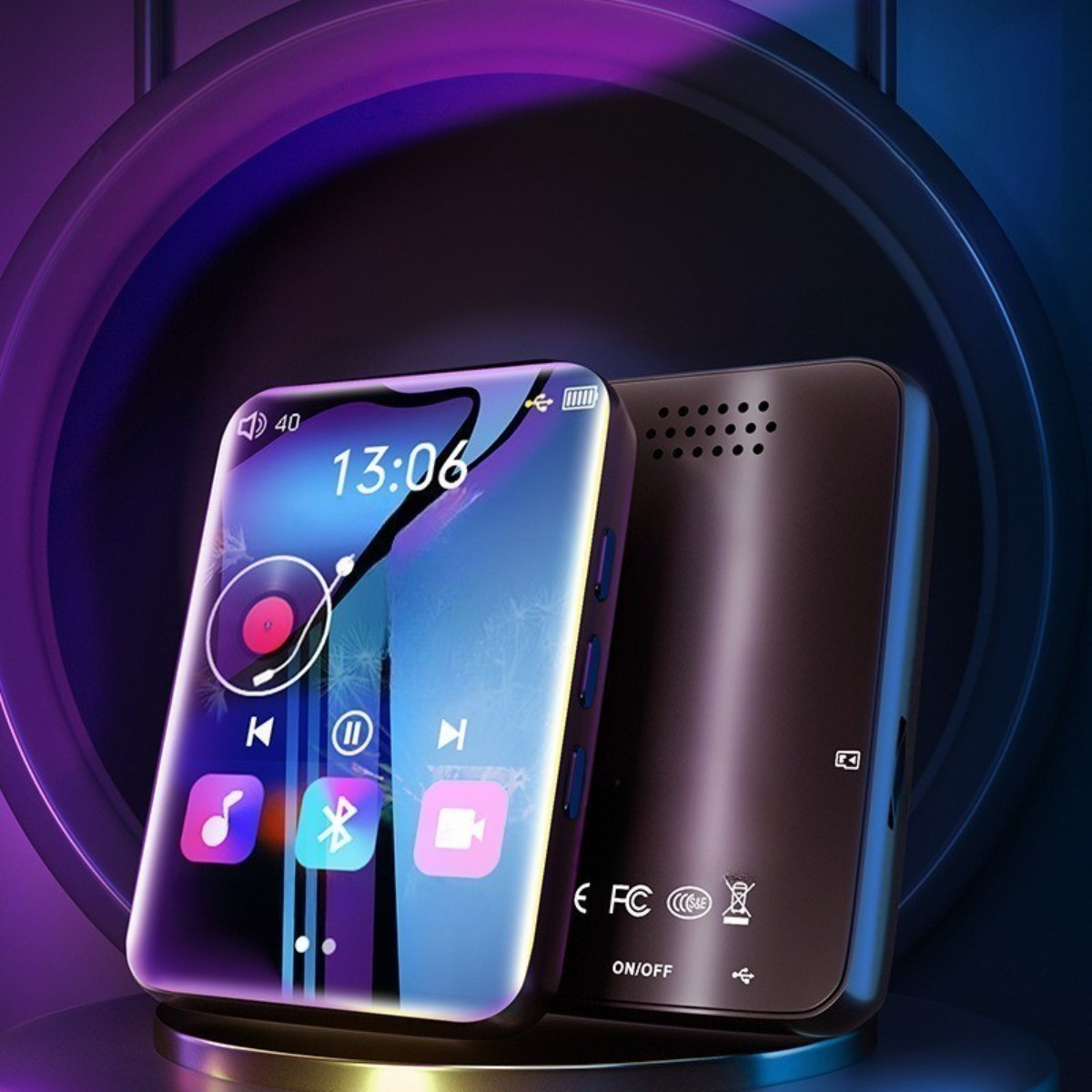 Ein schwarzer MP3-Player mit Bildschirm, der Zeit und Symbole zeigt. Ein weiterer dahinter.