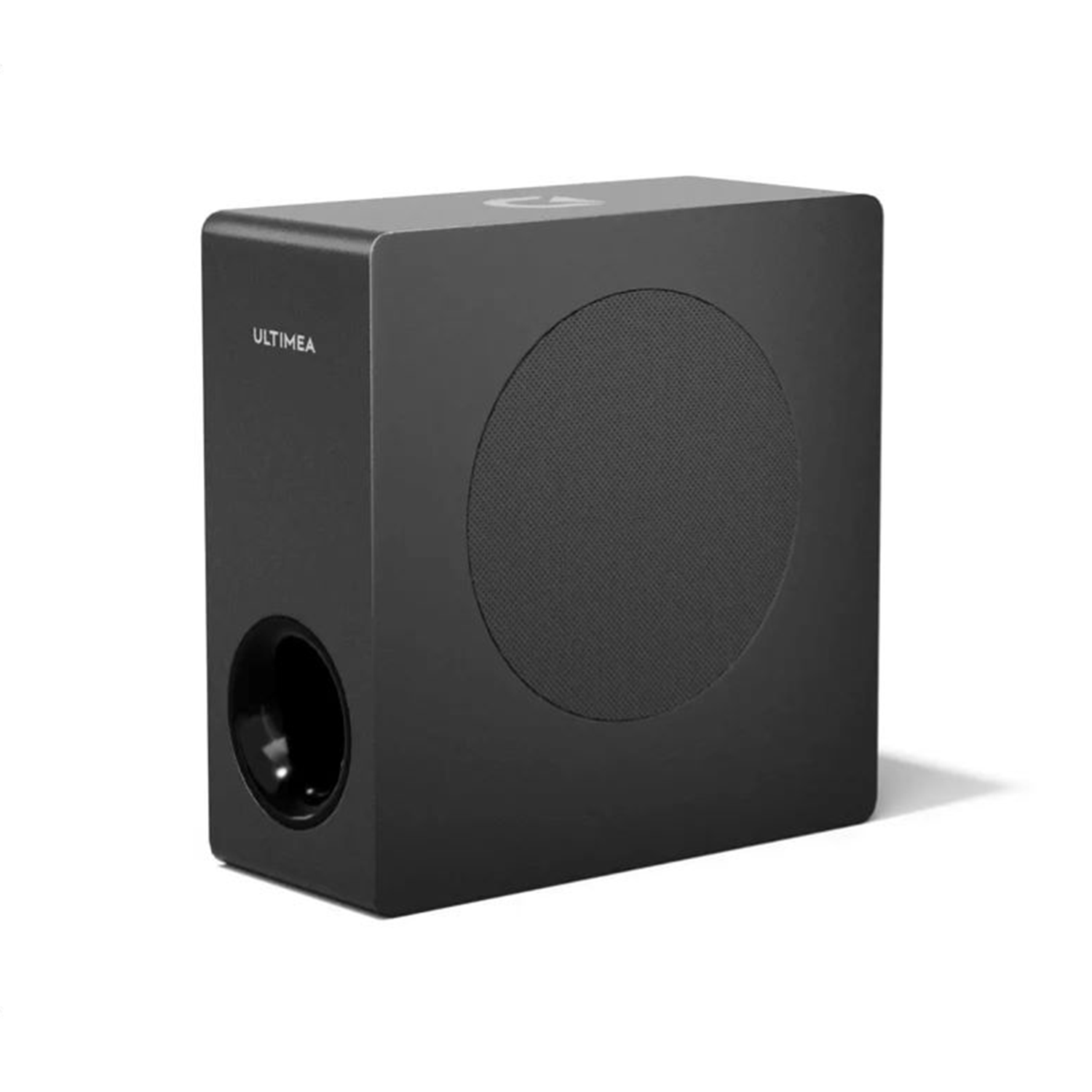 Czarny subwoofer Ultimea. Kwadratowa obudowa z okrągłym głośnikiem i portem. Białe tło.