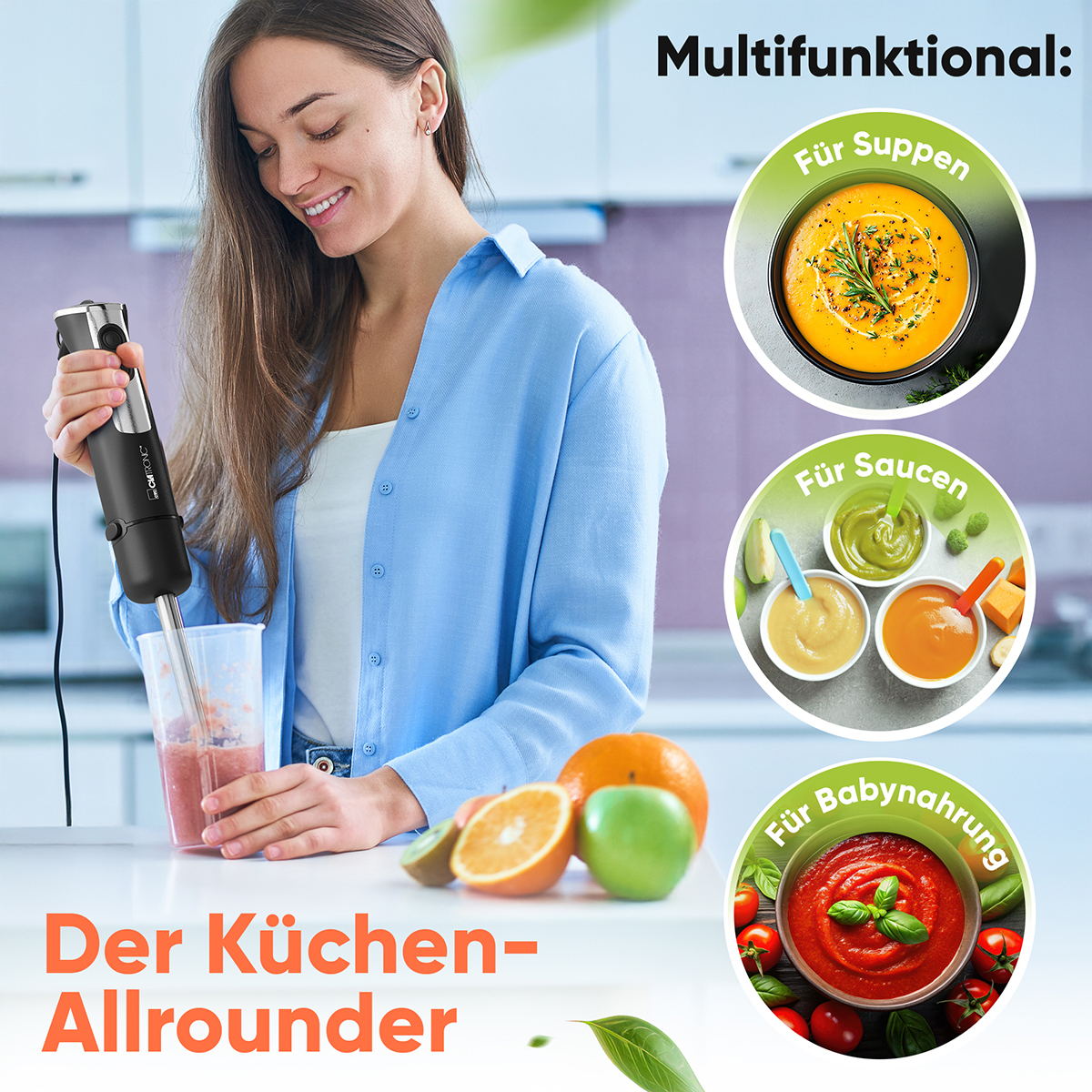 Frau benutzt einen schwarzen Stabmixer mit Früchten und Gemüse, mit Lebensmittelproben.