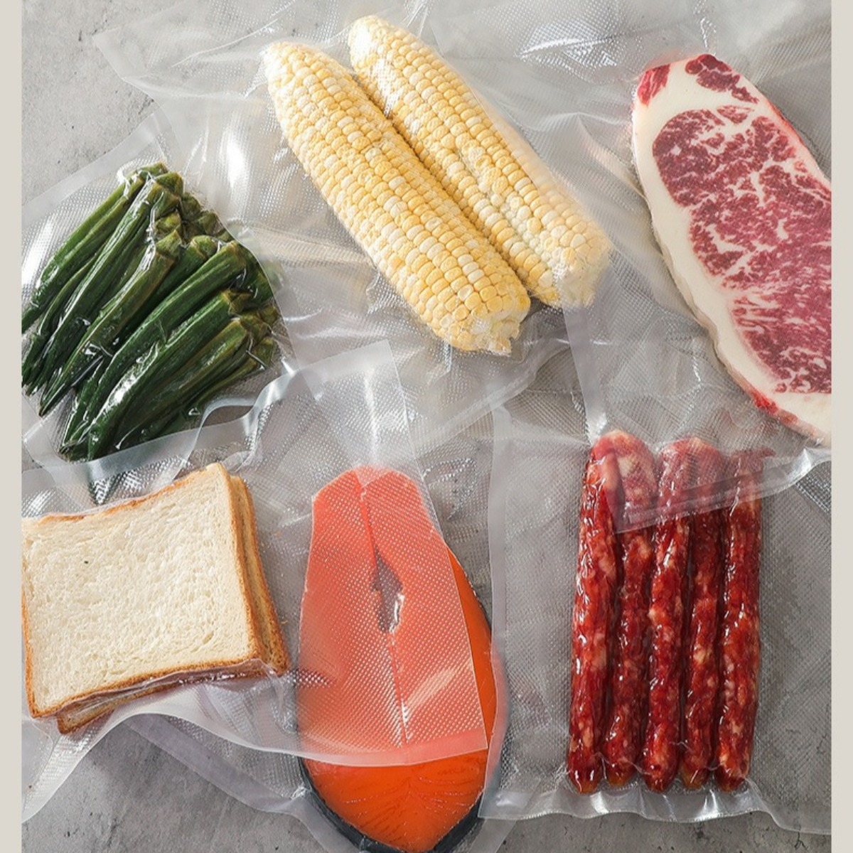 Verschiedene Lebensmittel vakuumverpackt in Plastiktüten.