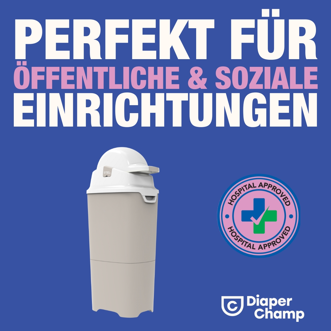 Weiß-beiger Windeleimer auf blauem Hintergrund.