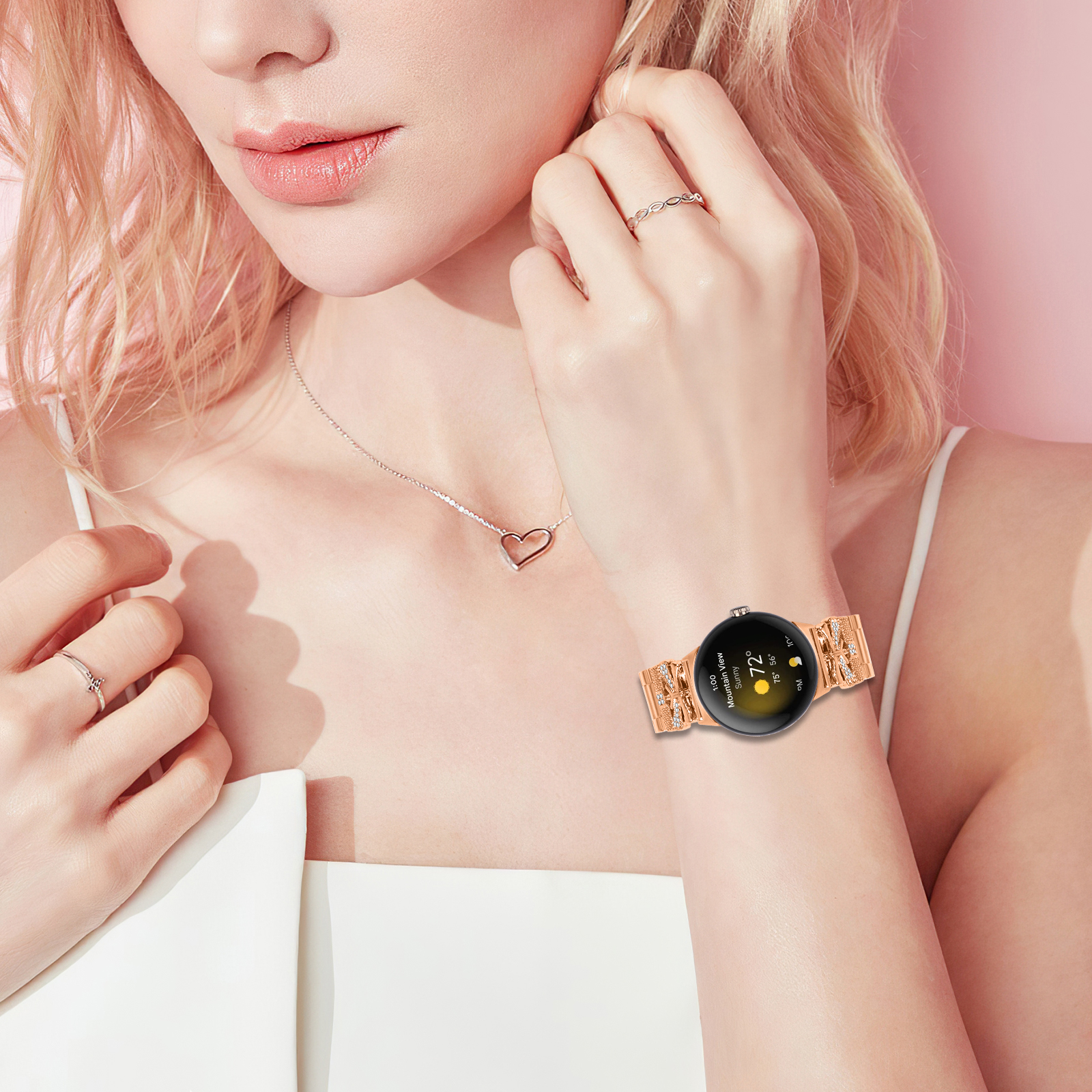 Donna che indossa uno smartwatch in oro rosa. L'orologio visualizza l'ora e il meteo.