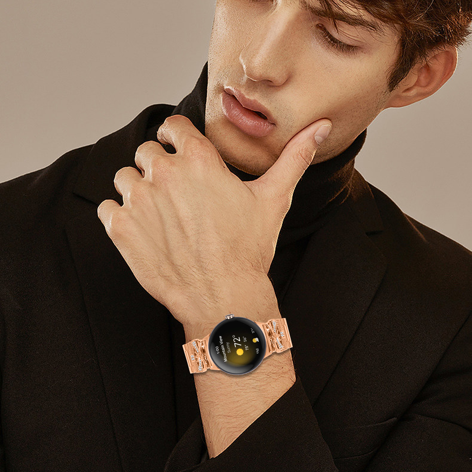 Uomo con orologio d'oro con display smart. Dolcevita nero, sfondo neutro.