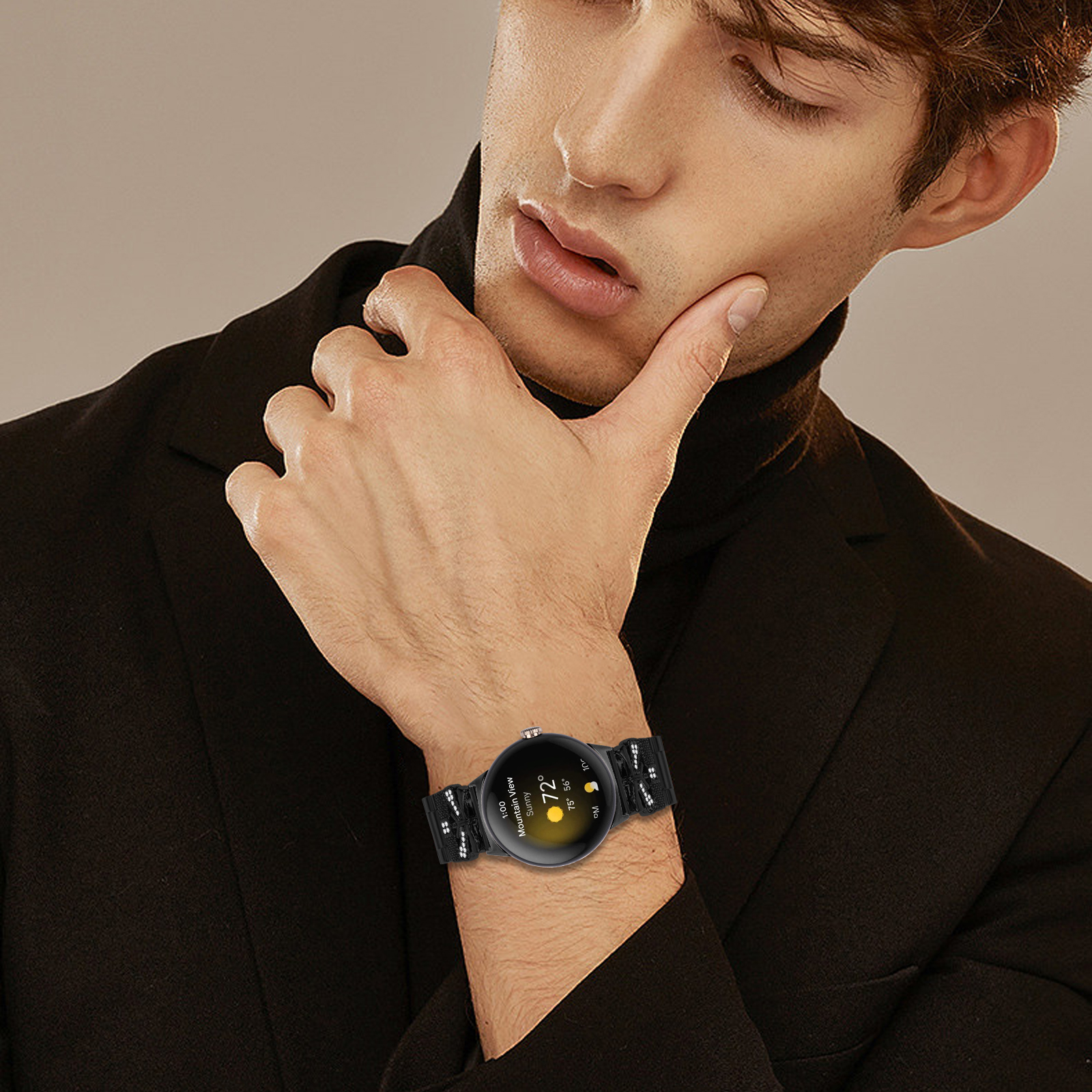 Uomo che indossa un orologio nero al polso. L'orologio mostra le previsioni del tempo.