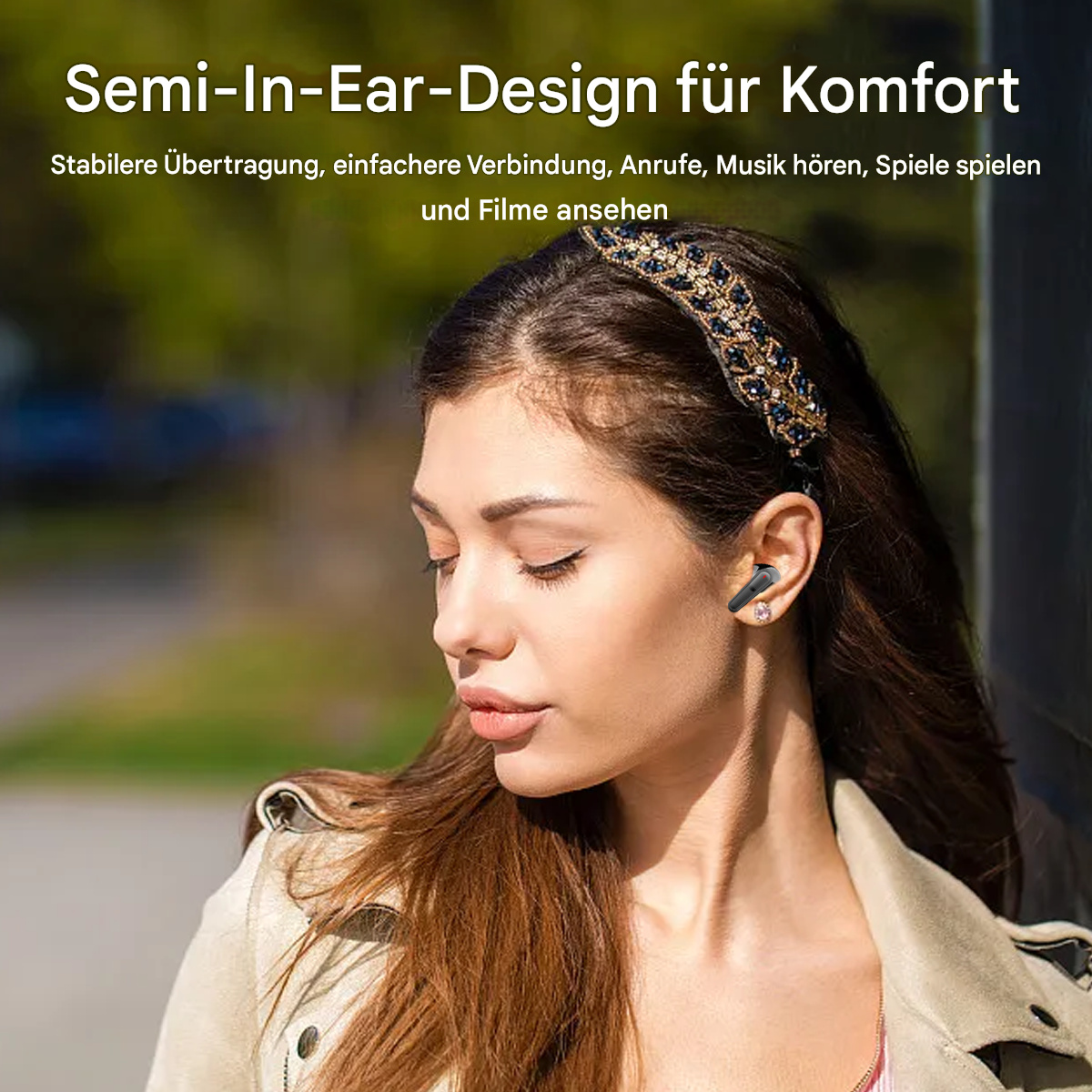 Eine Frau mit einem Ohrhörer. Text: Semi-In-Ear-Design für Komfort.  Es wirbt für stabile Übertragung, einfache Verbindung usw.