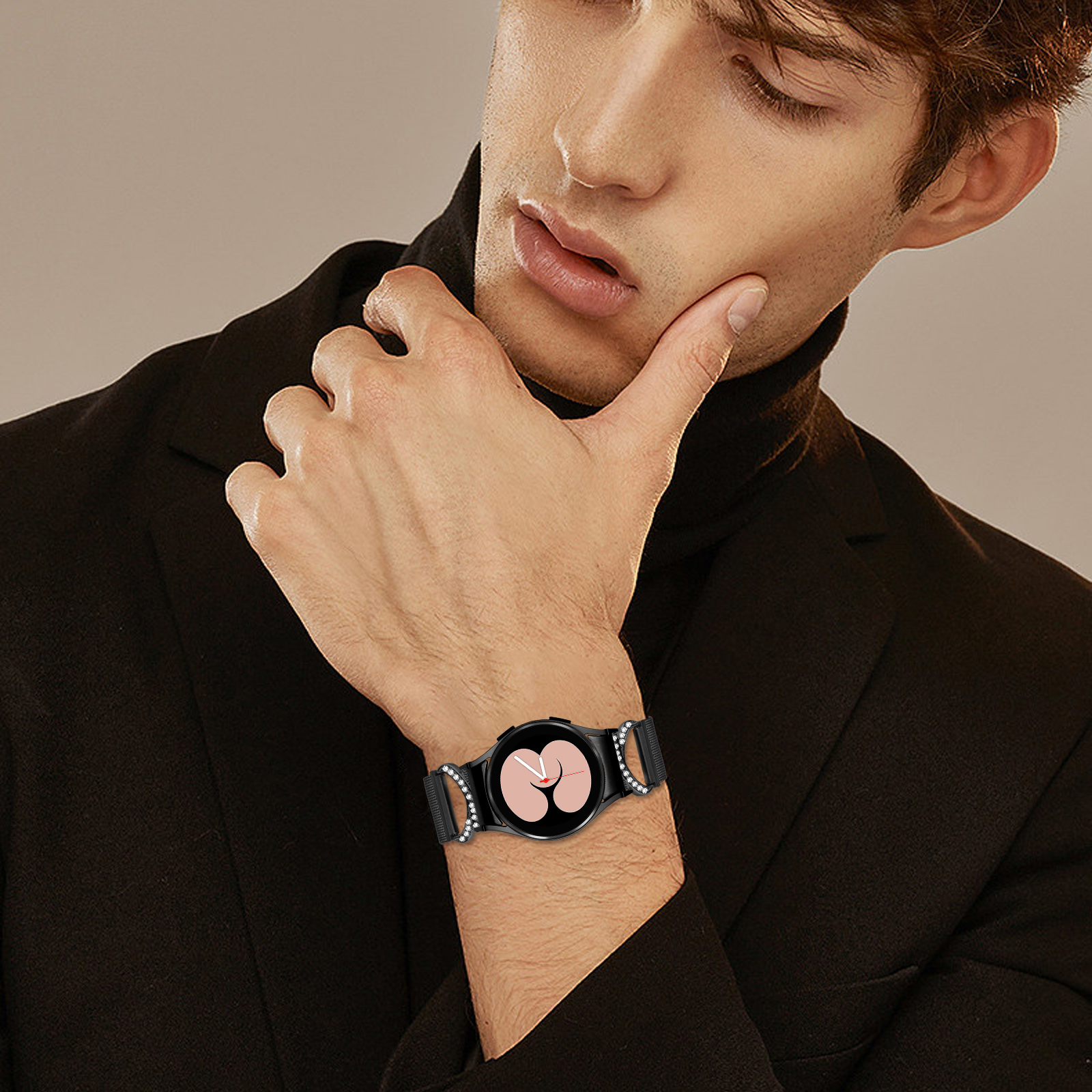Mann trägt eine schwarze Smartwatch mit diamantbesetzter Lünette.