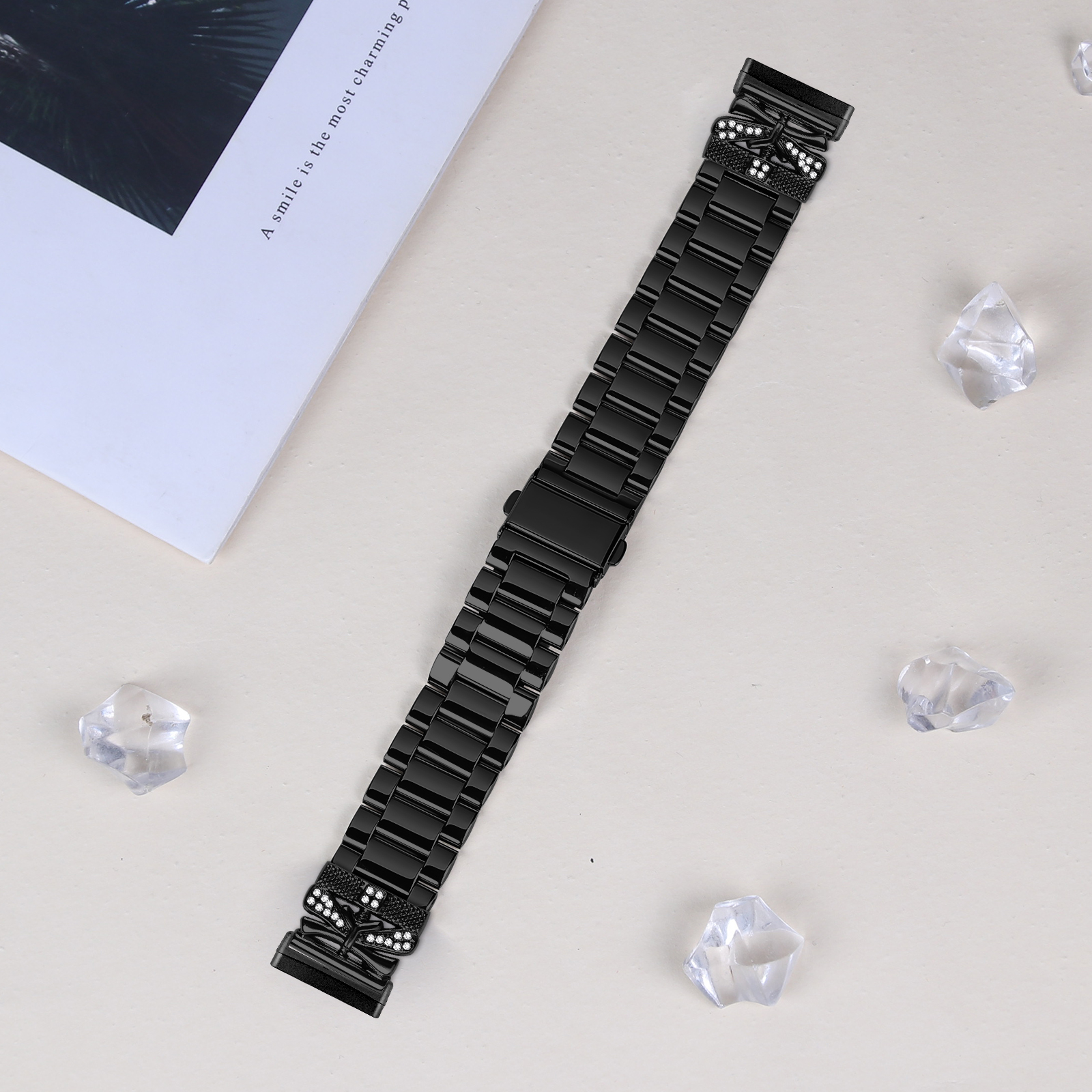 Cinturino nero con strass e chiusura. Carta bianca con testo e cristalli di ghiaccio.