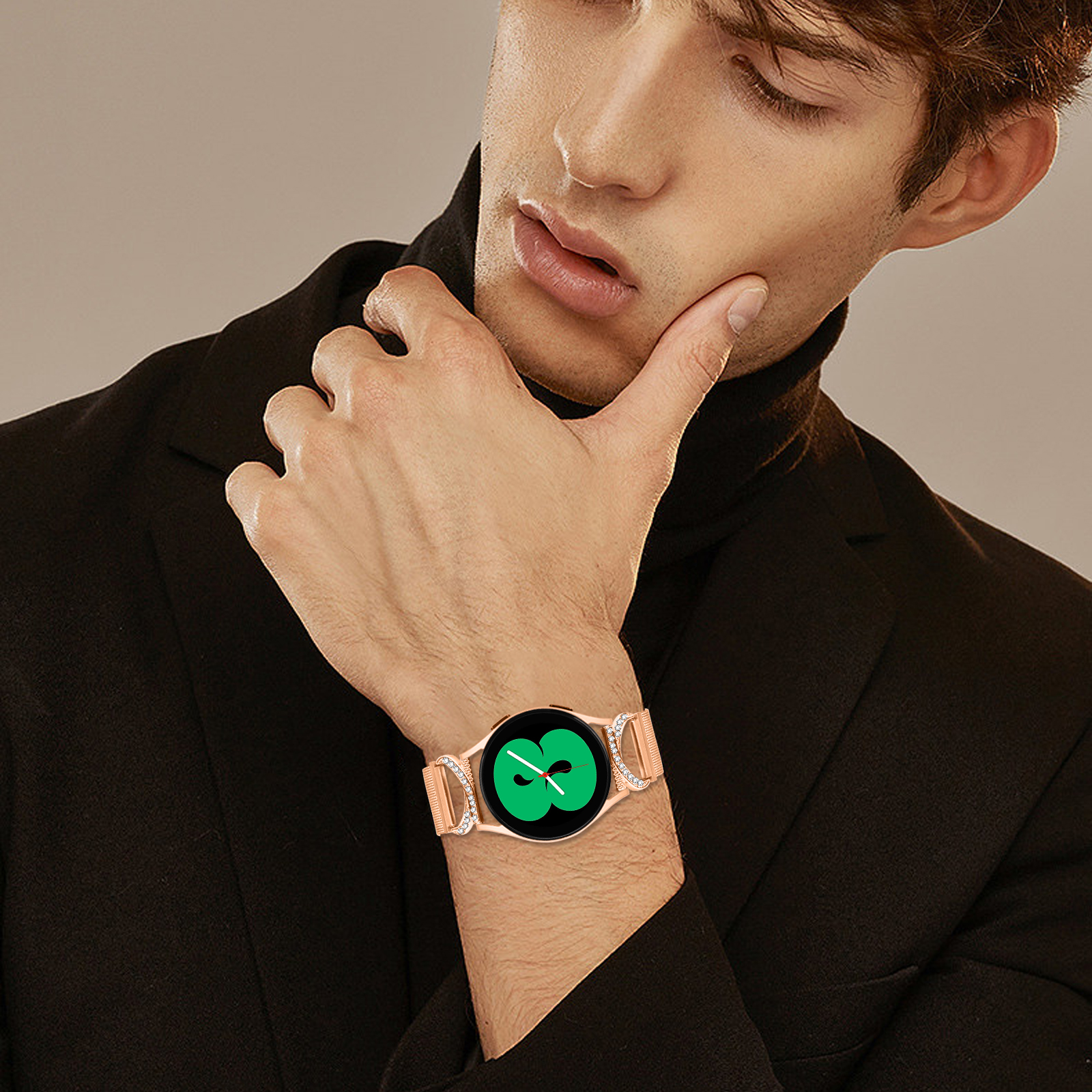 Un uomo che indossa un orologio in oro rosa al polso.
