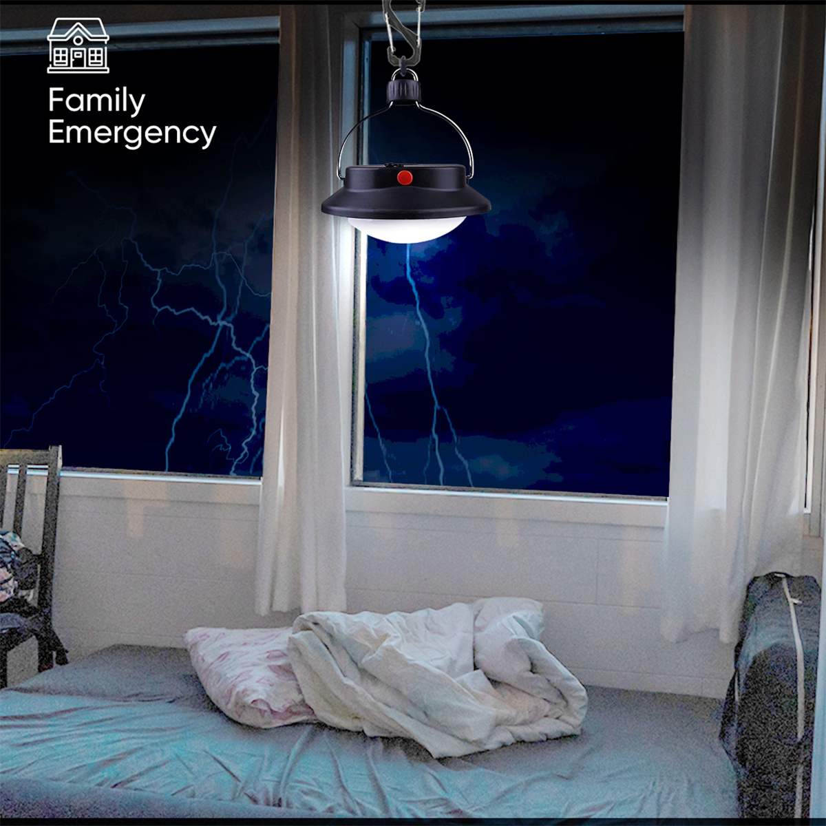 Eine Lampe hängt in einem Raum mit Blitzen draußen vor einem Fenster. Text: Familiennotfall.