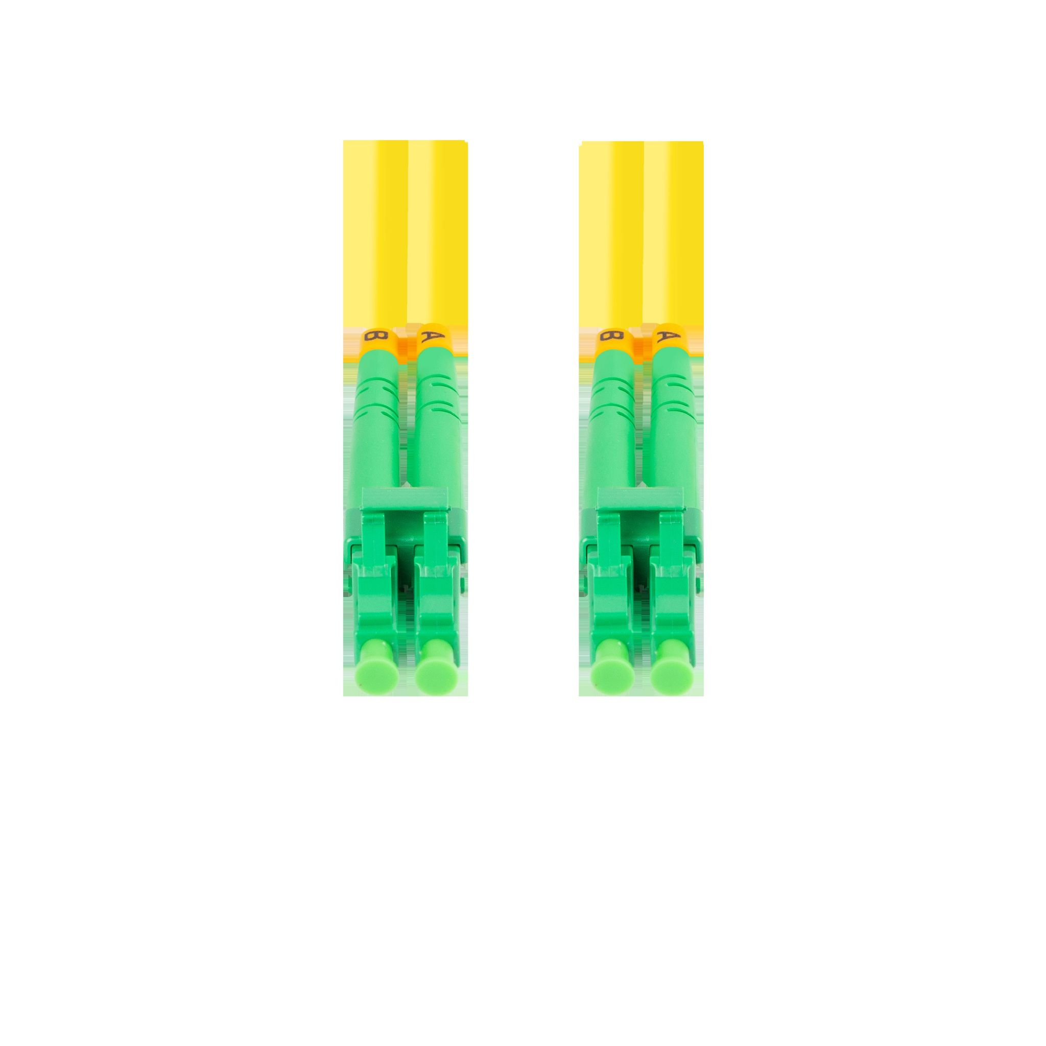 Dwa zielone złącza światłowodowe z żółtymi i białymi częściami. Są na białym tle.