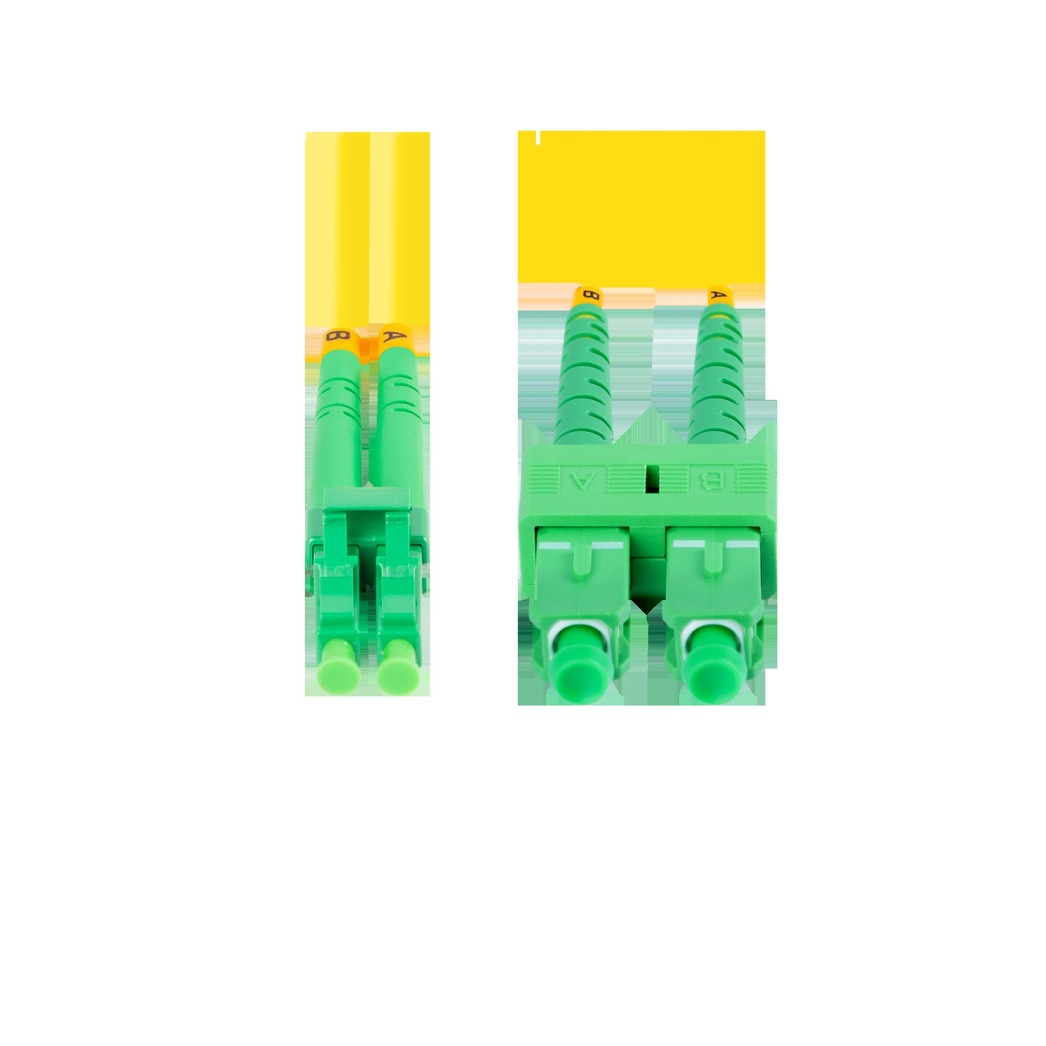 Due cavi in fibra ottica con connettori verdi. Entrambe le estremità dei cavi e dei connettori sono visibili.