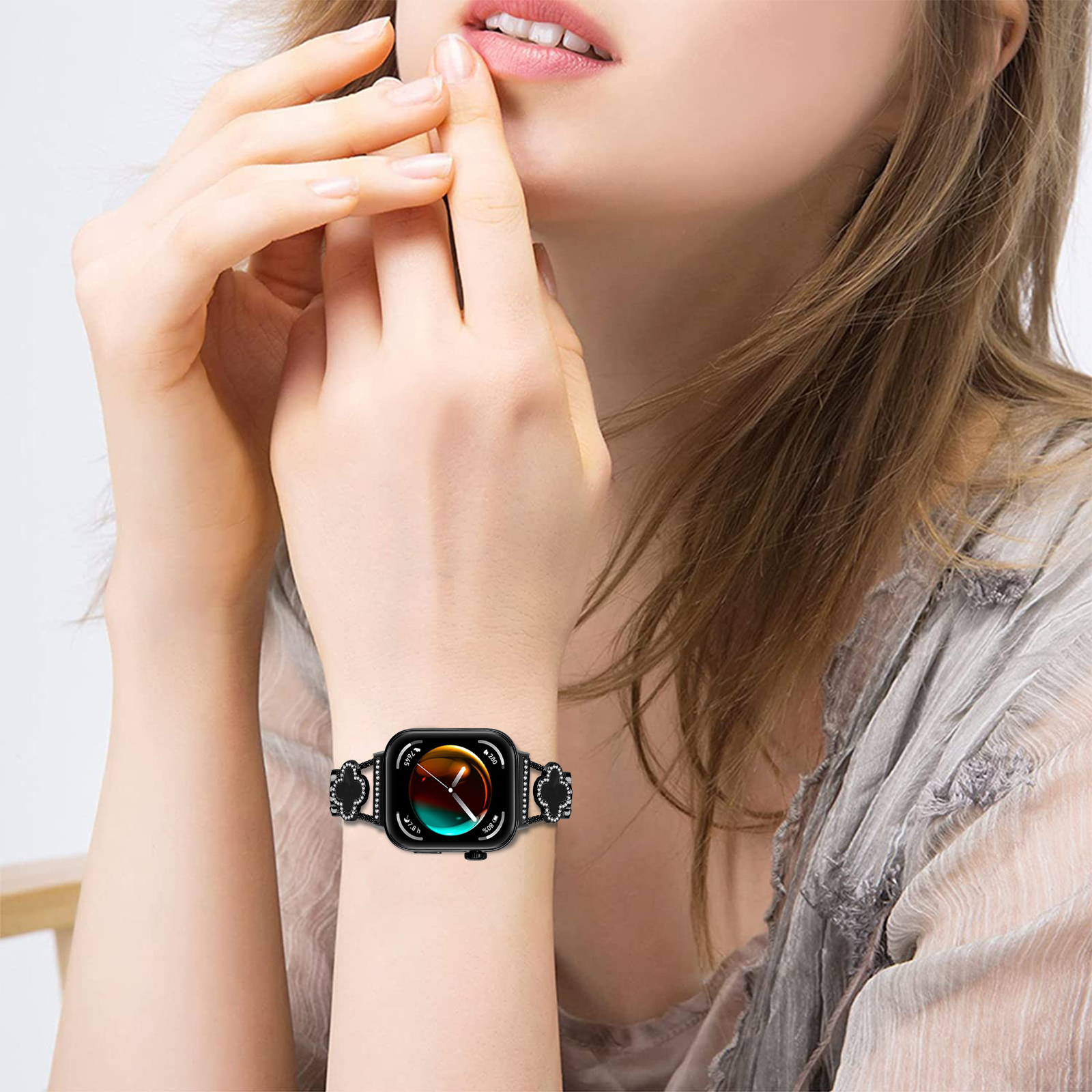Frau mit Smartwatch, berührt ihr Gesicht, mit weißem Hintergrund.