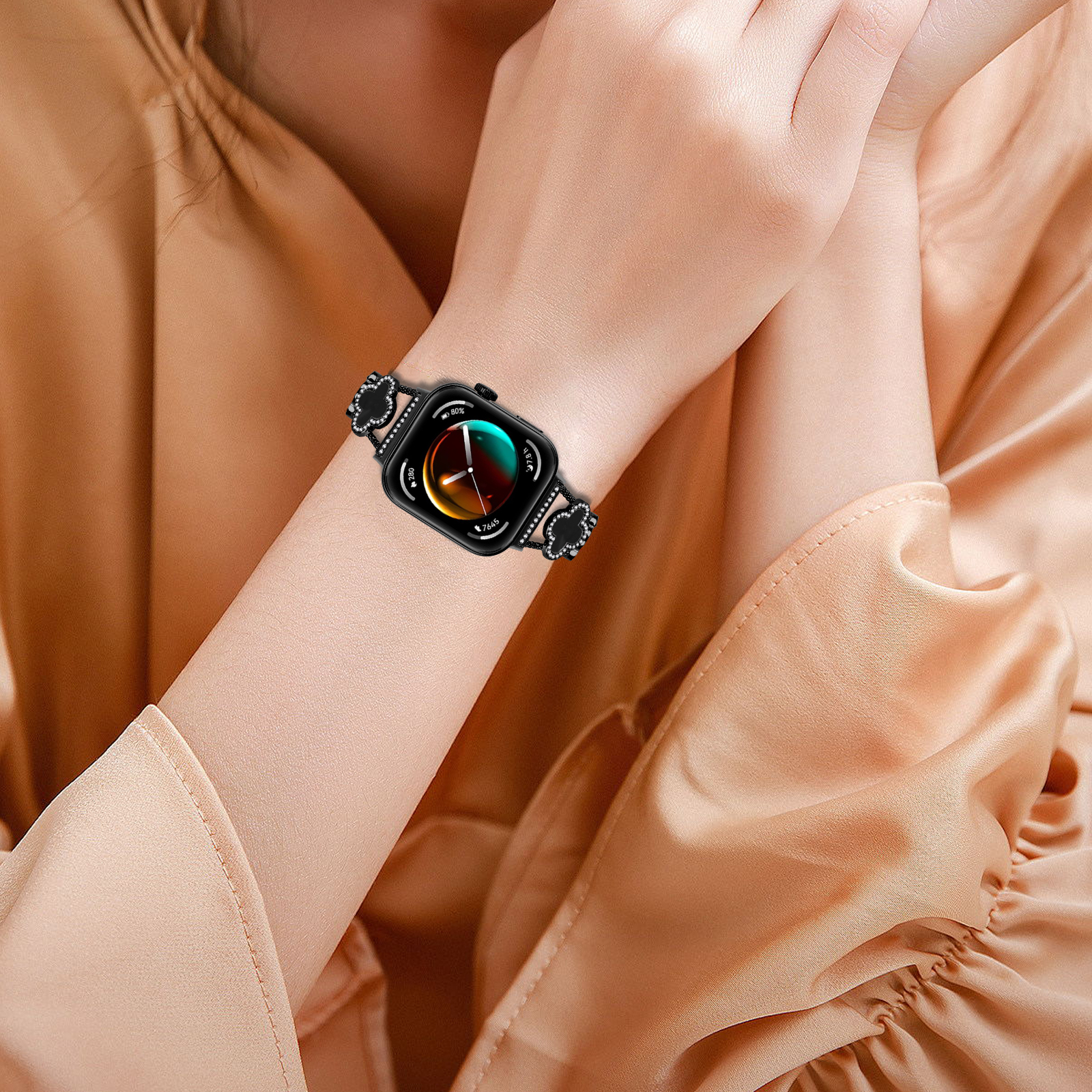 Ein Handgelenk mit einer Uhr. Die Uhr hat ein schwarzes Armband und dekorative Elemente. Der Bildschirm zeigt verschiedene Informationen.