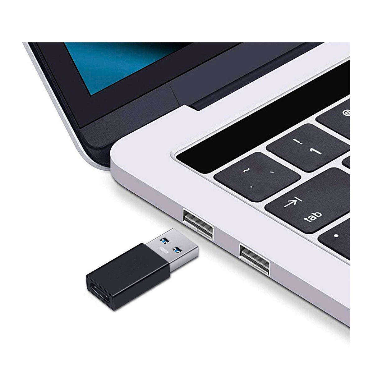 Adattatore da USB-C a USB nero collegato a un laptop. Laptop grigio.