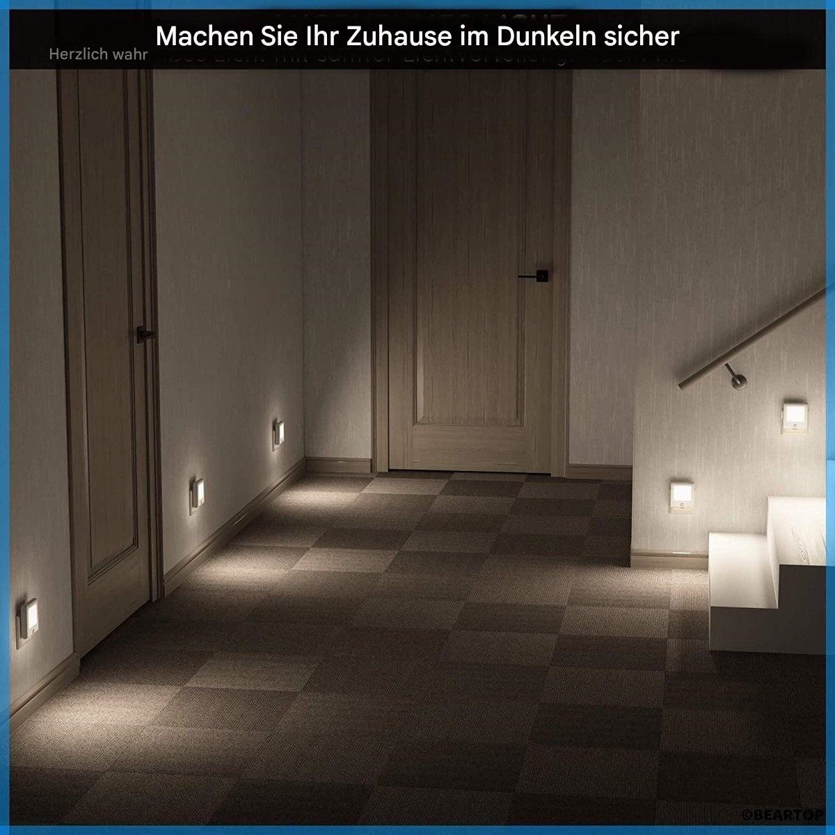 Innenraum mit Wandleuchten, die einen Flur und eine Tür beleuchten. Text-Overlay.