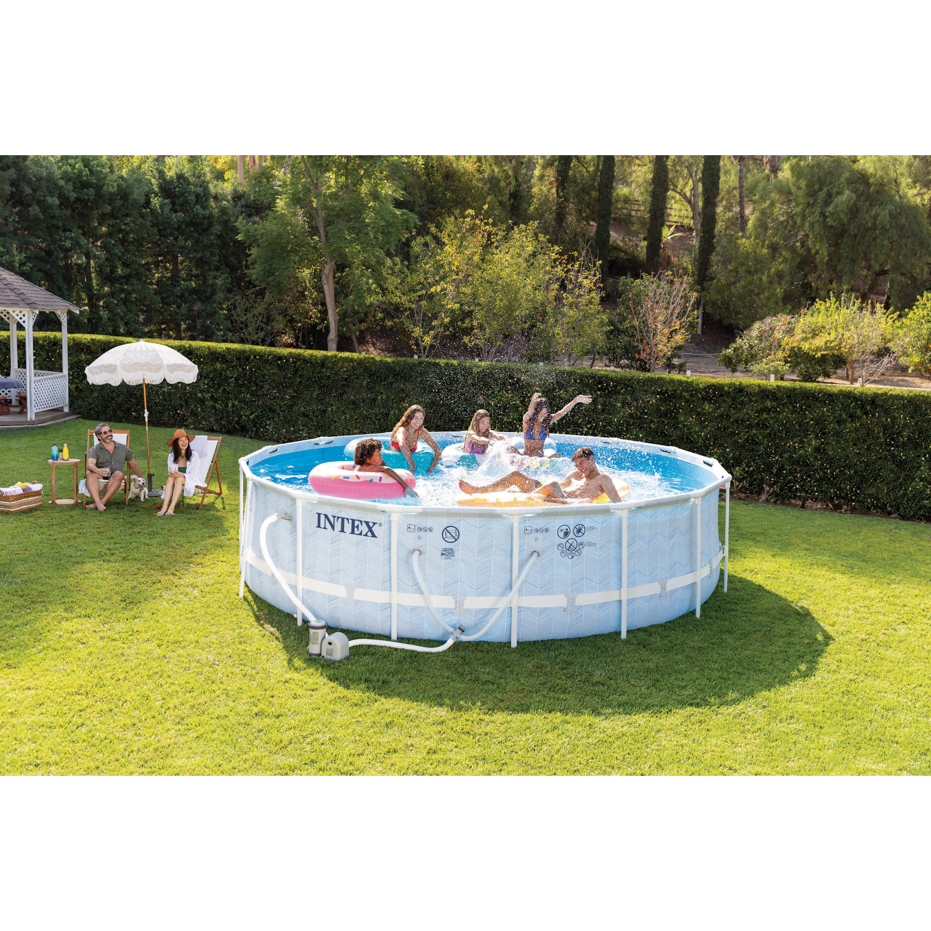 Runder oberirdischer Pool mit schwimmenden und spielenden Personen. Grünes Gras und Bäume im Hintergrund.