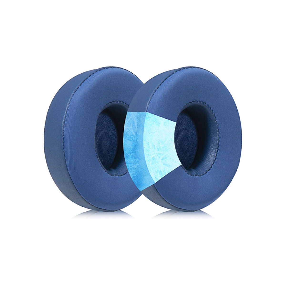 Due cuscinetti auricolari circolari blu. Uno tagliato, che mostra strati e interno blu.