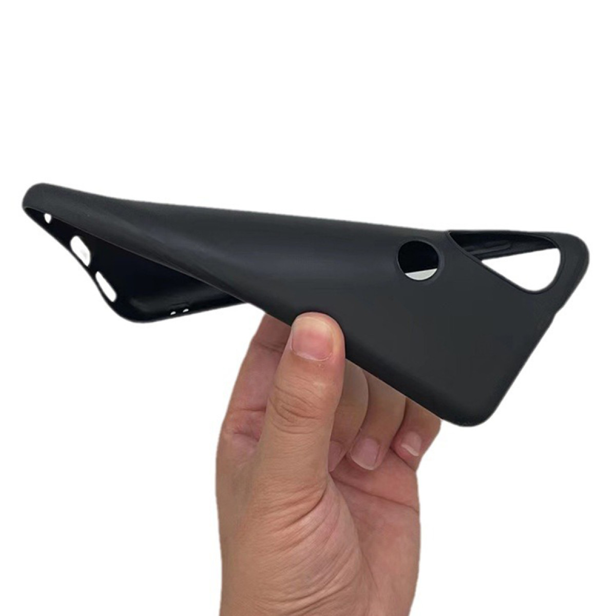 Hand hält schwarze Handyhülle, zeigt Innenraum und Öffnungen.