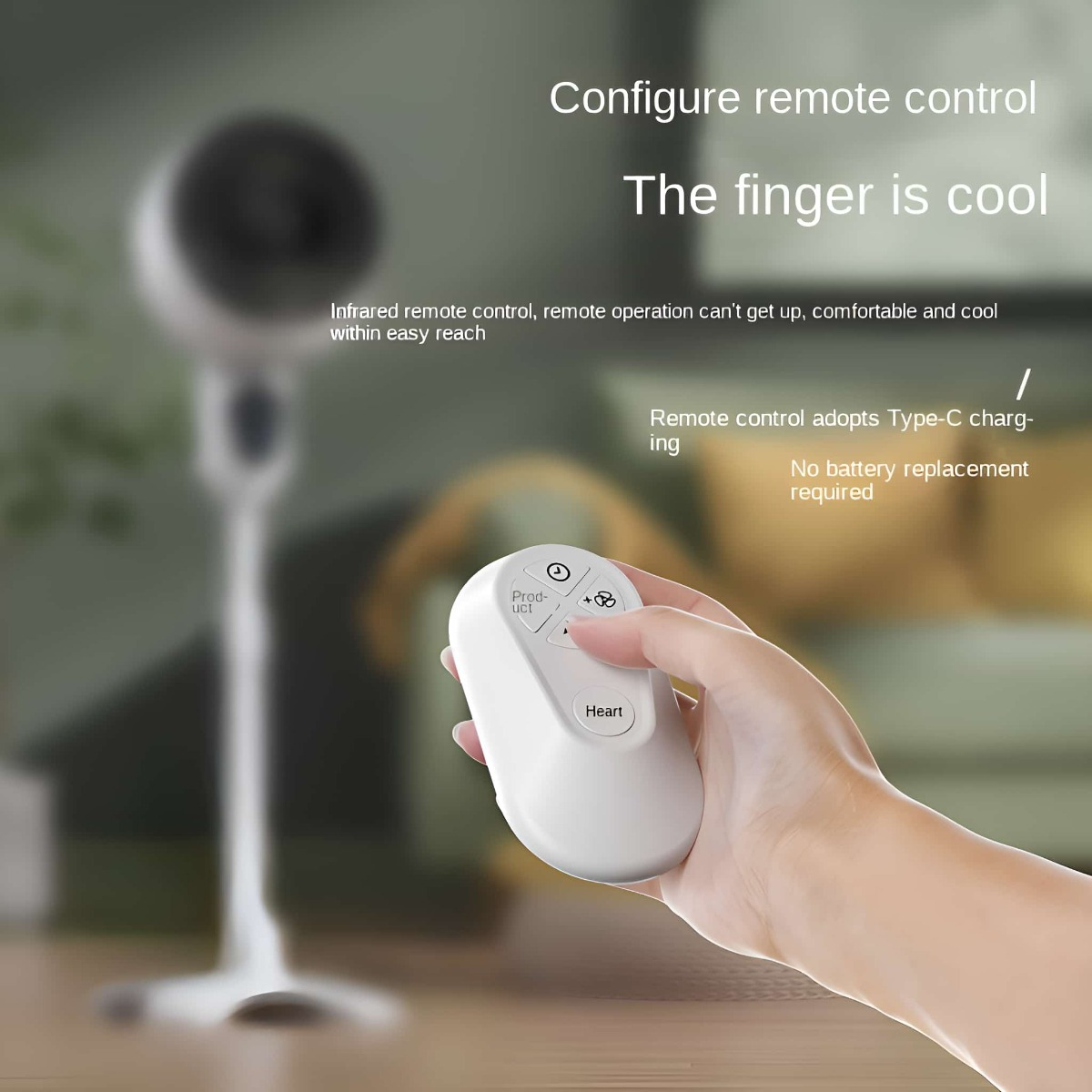 Eine weiße Fernbedienung mit Knöpfen, die von einer Hand gehalten wird, und ein Ventilator im Hintergrund.