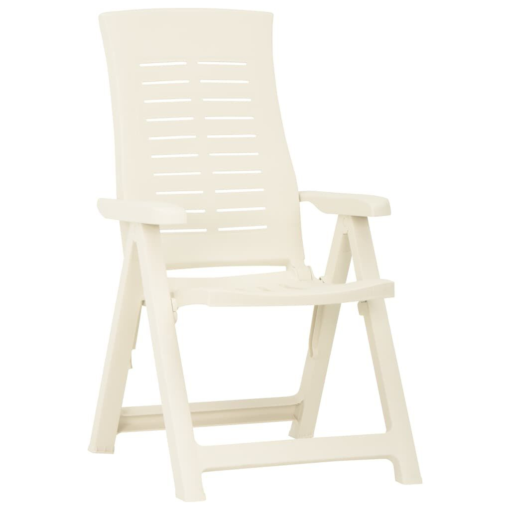 Sedia in plastica color crema con braccioli, schienale alto e design a doghe. Su sfondo bianco.