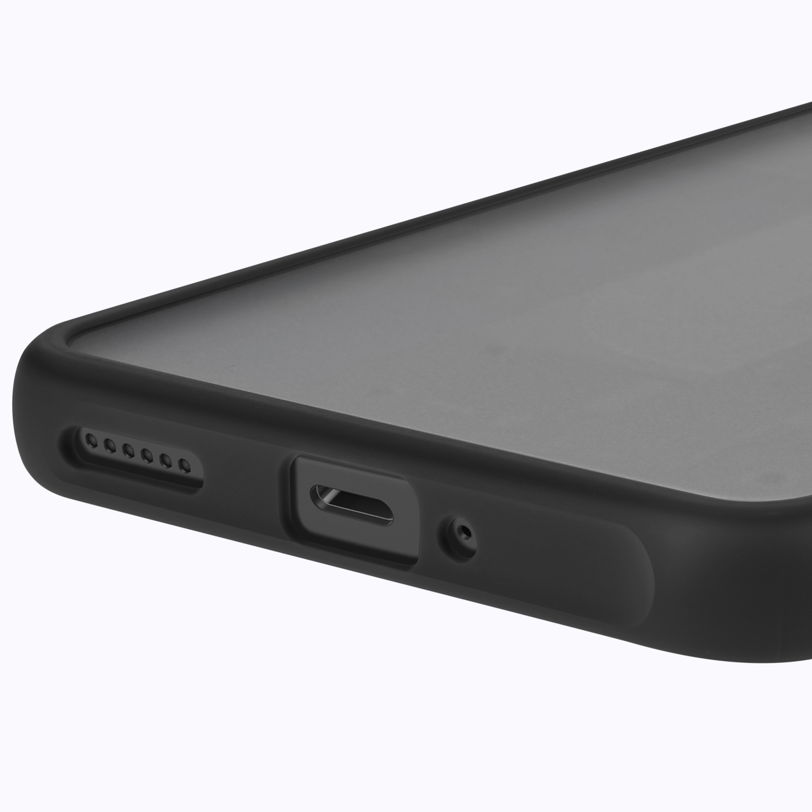 Gros plan sur un téléphone noir avec haut-parleur, port de charge et trous de microphone.