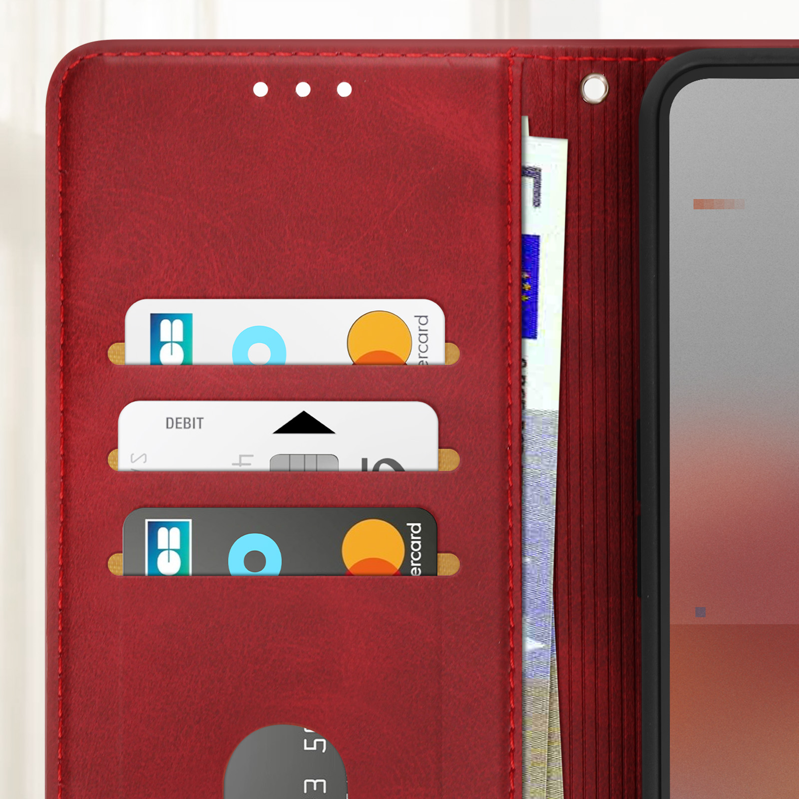 Un portafoglio in pelle rossa con carte e denaro visibili.