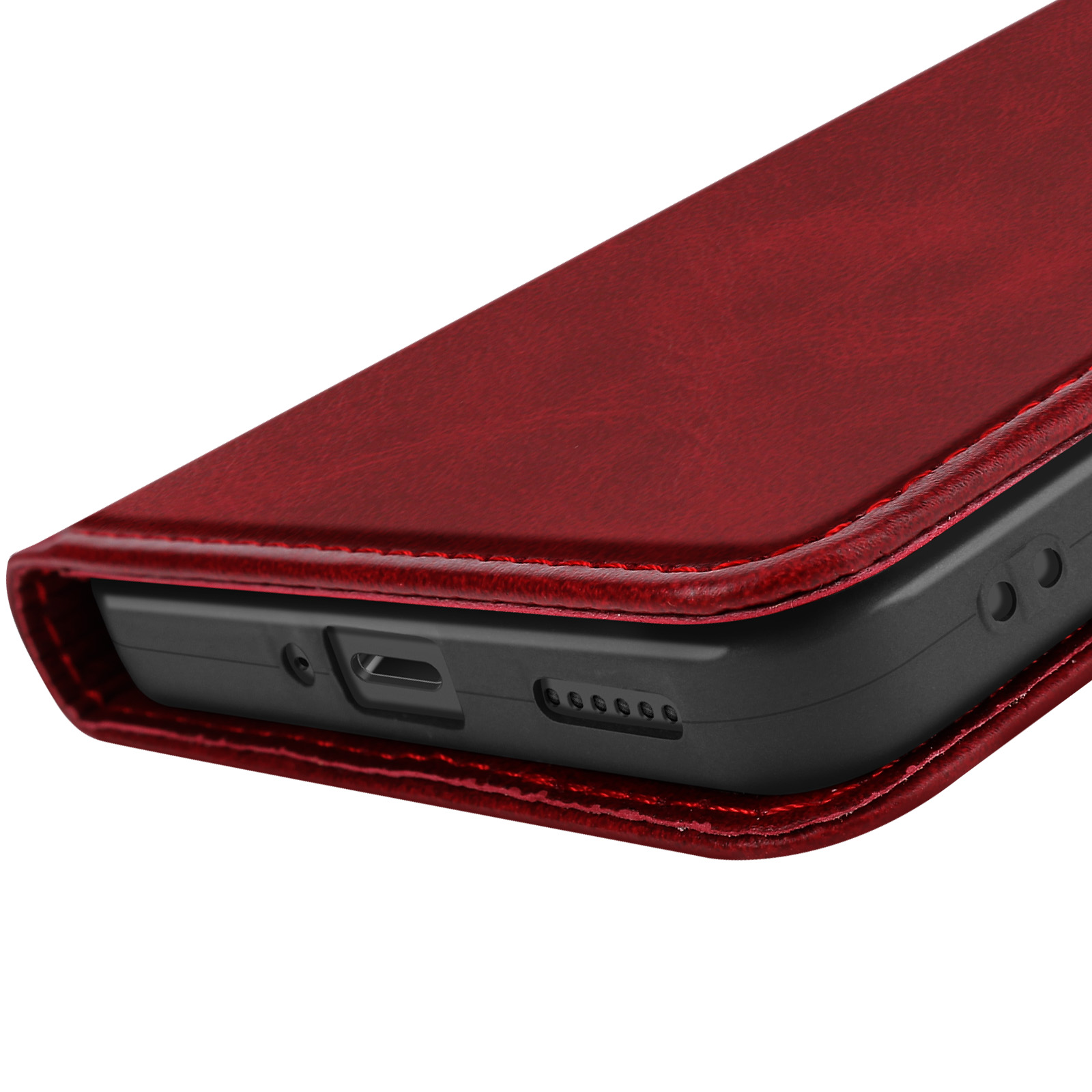 Primo piano di una custodia per telefono in pelle rossa, che mostra la porta di ricarica e il lato del telefono.