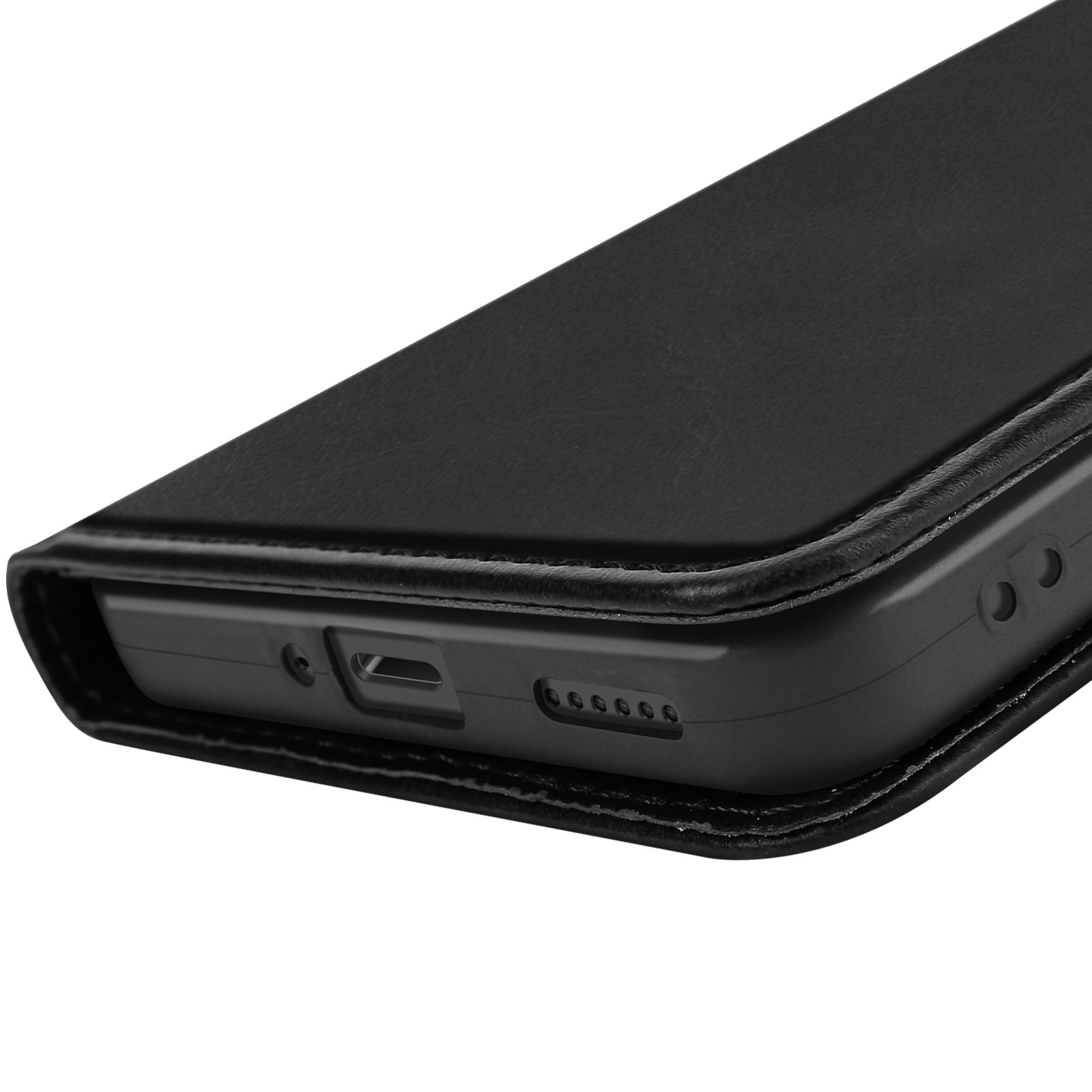 Un primo piano della parte inferiore di una custodia per telefono nera, che mostra la porta di ricarica e i fori degli altoparlanti.