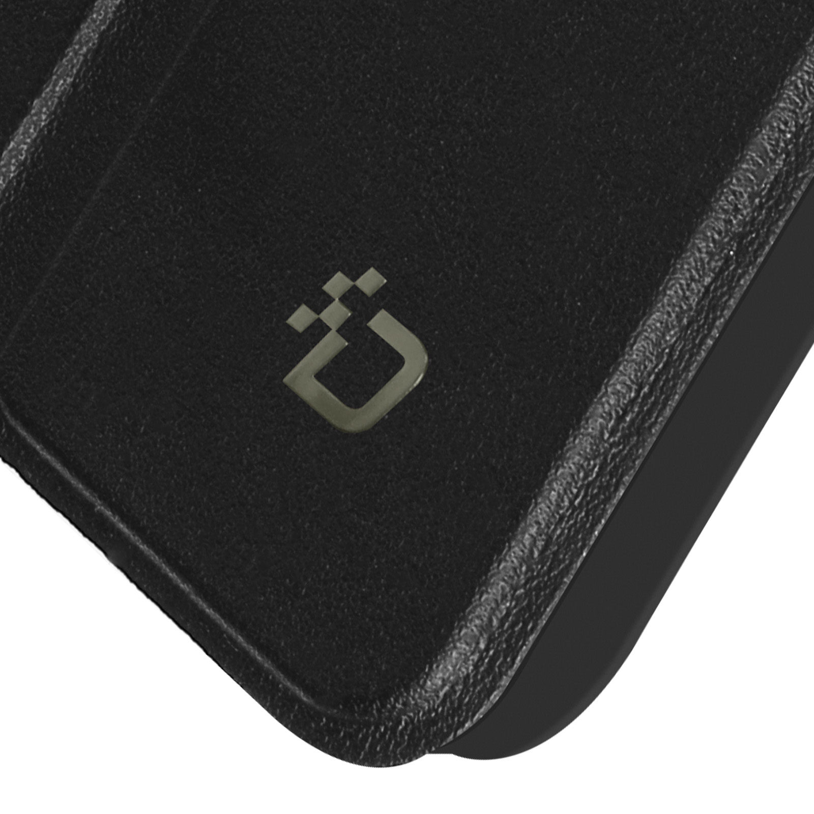 Primo piano di un angolo di una custodia per telefono nera con un logo di un quadrato con una piccola D.