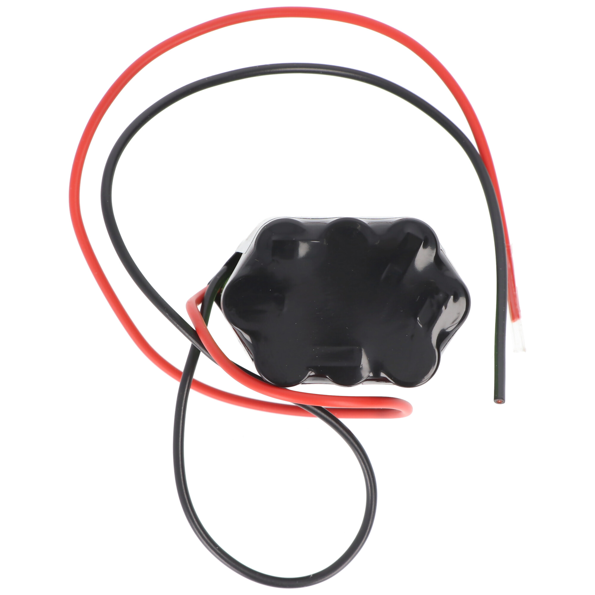 Schwarzes Batteriepack mit roten und schwarzen Kabeln. Die Kabel sind vor weißem Hintergrund sichtbar.