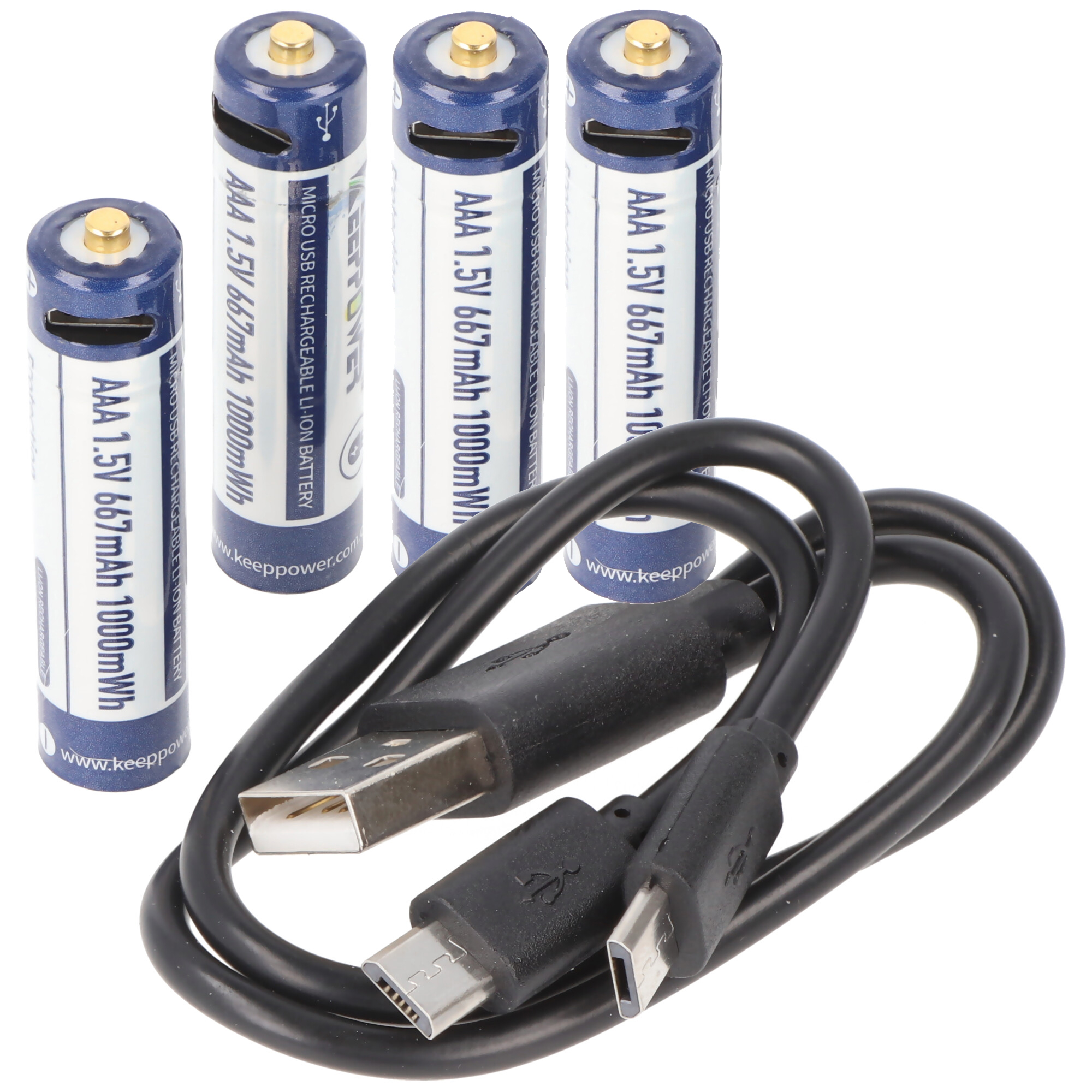 Vier AAA 1,5V Akkus und ein schwarzes USB-Kabel mit Micro-USB-Anschluss.