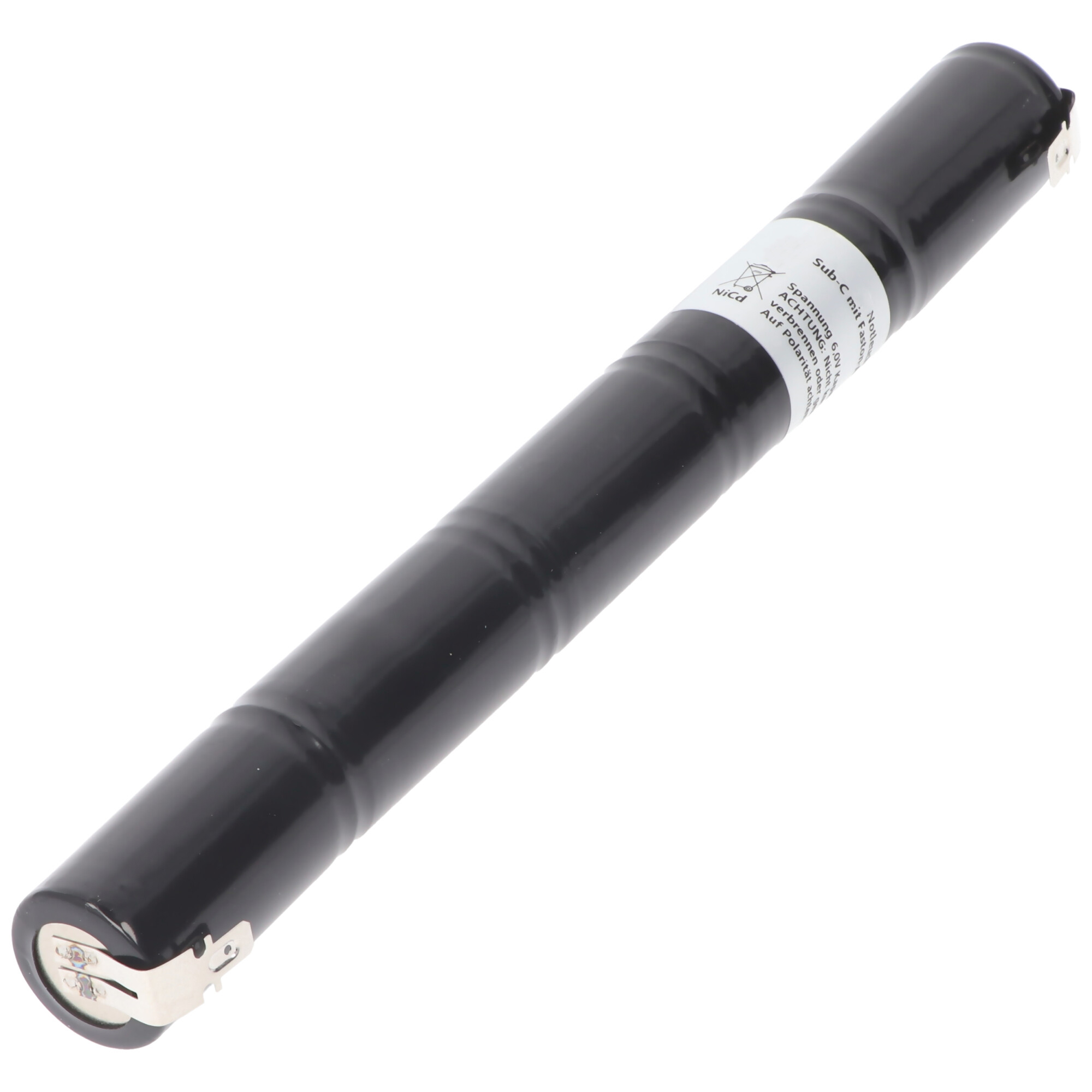 Eine schwarze zylindrische Batterie. Sie liegt auf einem weißen Hintergrund.