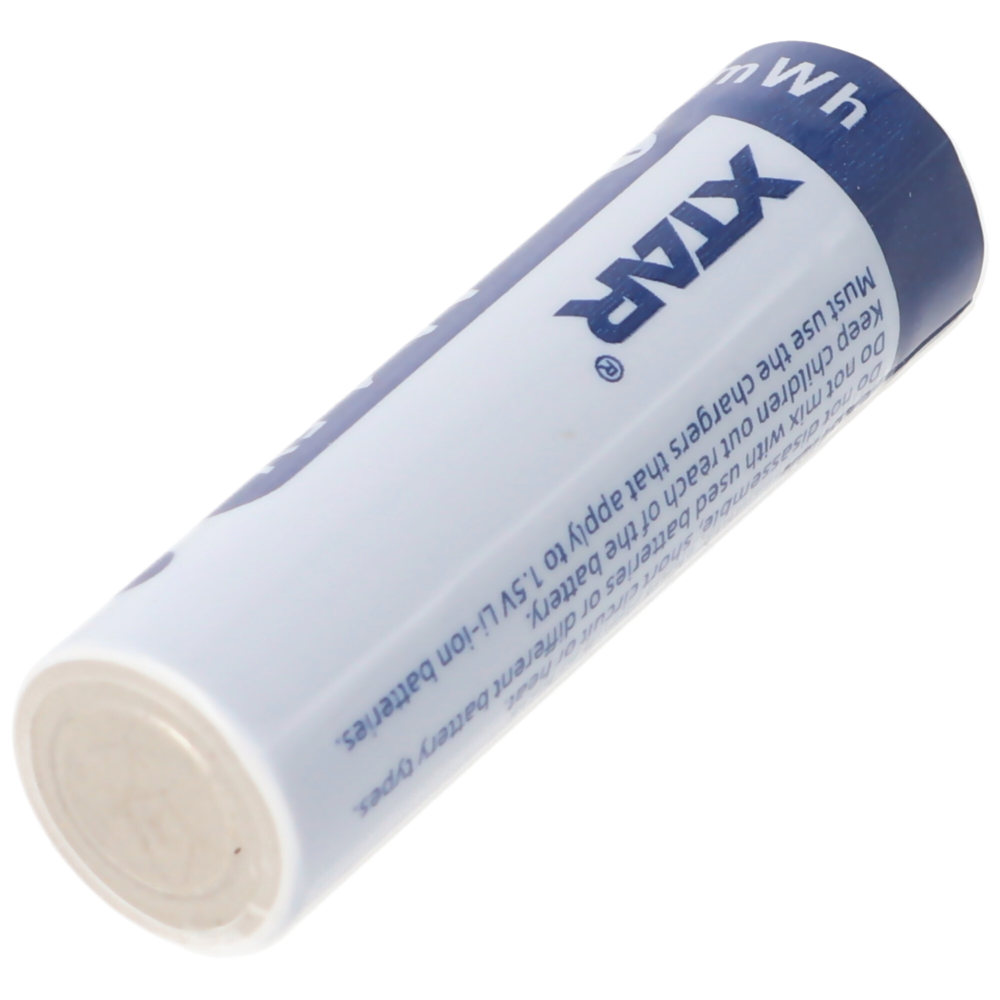 Cilindrische witte en blauwe batterij. Er staat tekst op: XTAR, en andere waarschuwingen.