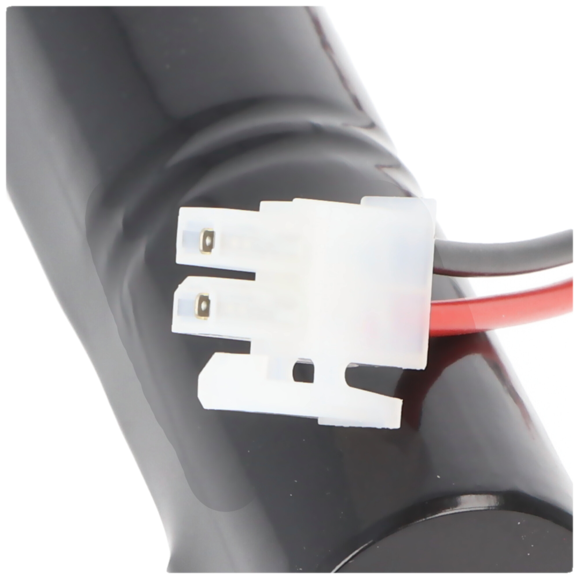 Nahaufnahme einer schwarzen Batterie mit weißem Stecker und roten und schwarzen Drähten.