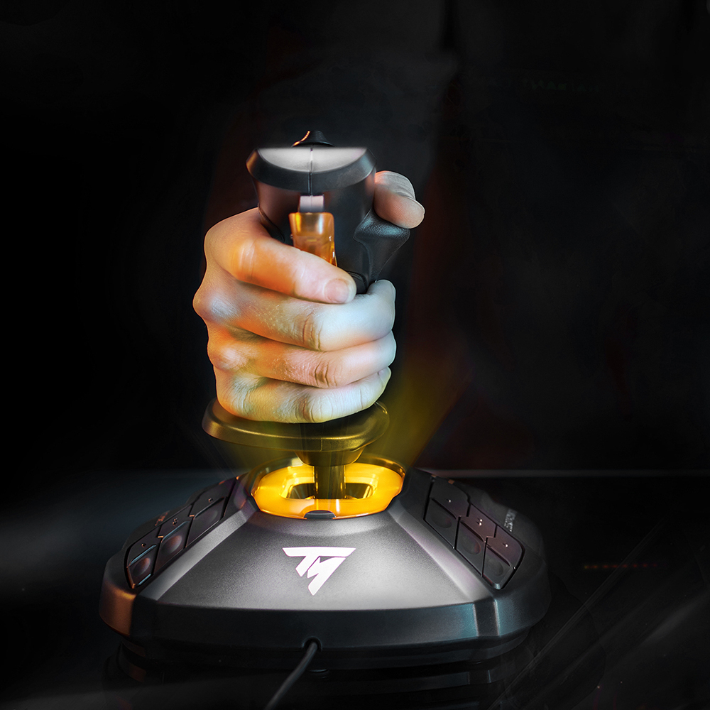 Dłoń trzymająca czarno-żółty joystick, podstawa podświetlona.