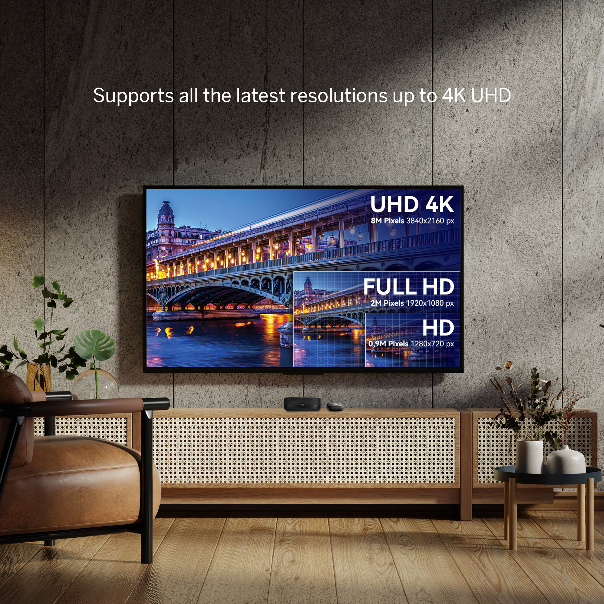 Televisor que muestra resoluciones UHD 4K y Full HD. Mueble de madera, una planta y una silla de cuero.